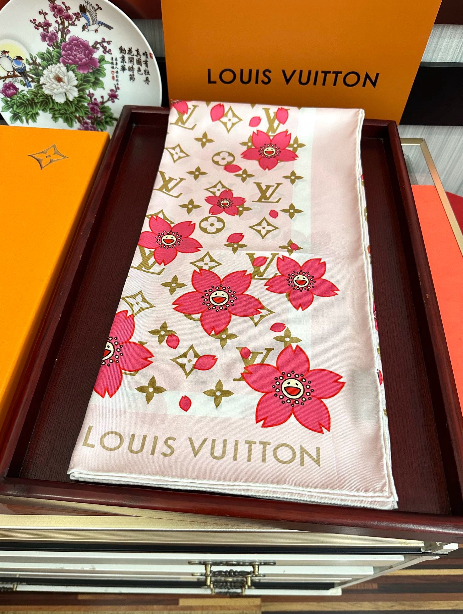 。高版本 LV官网同步【双面同色】太阳🌞花朵系列 太美了[庆祝]“L家”90典藏方巾通过别致的经典色彩向