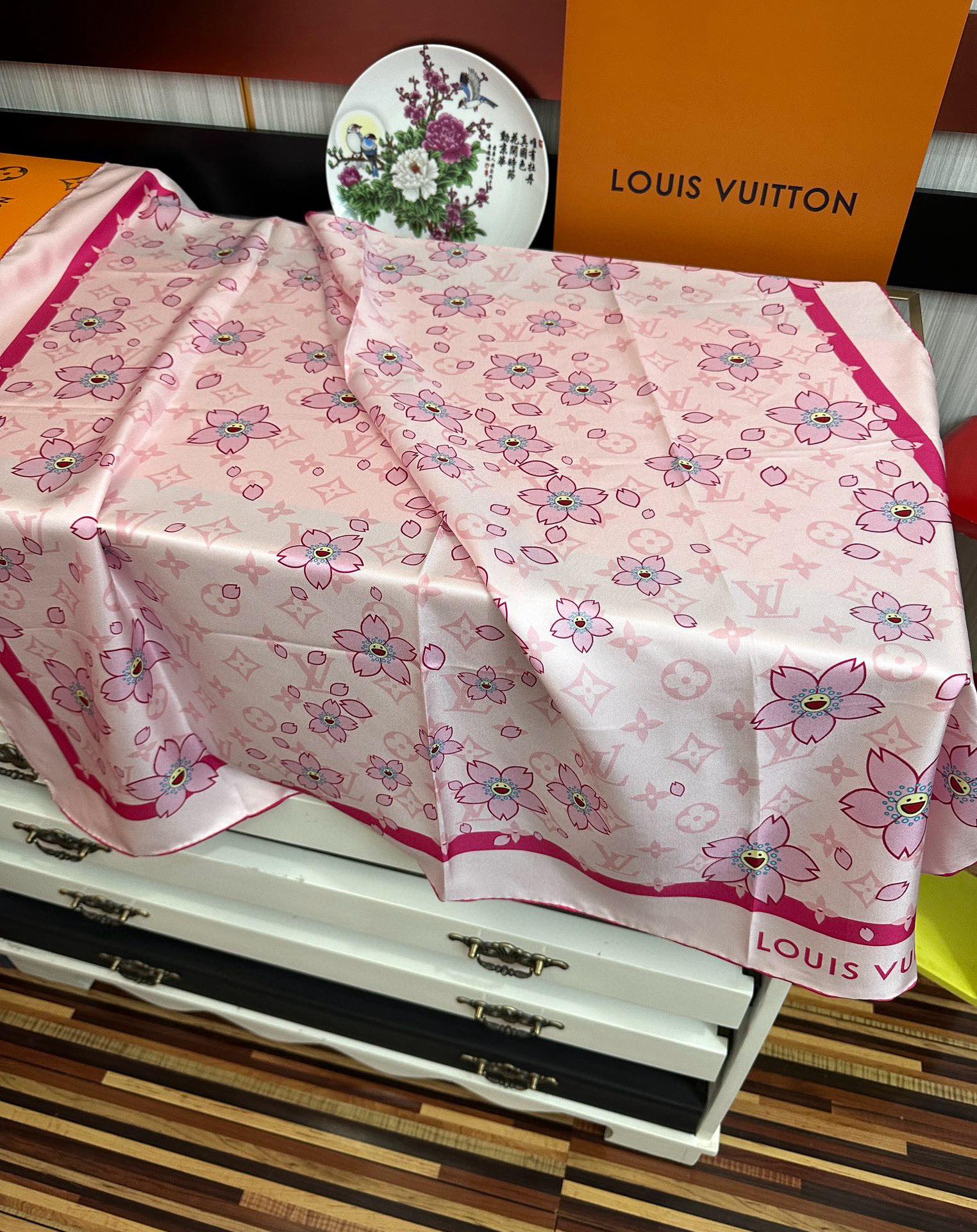 。高版本 LV官网同步【双面同色】太阳🌞花朵系列 太美了[庆祝]“L家”90典藏方巾通过别致的经典色彩向