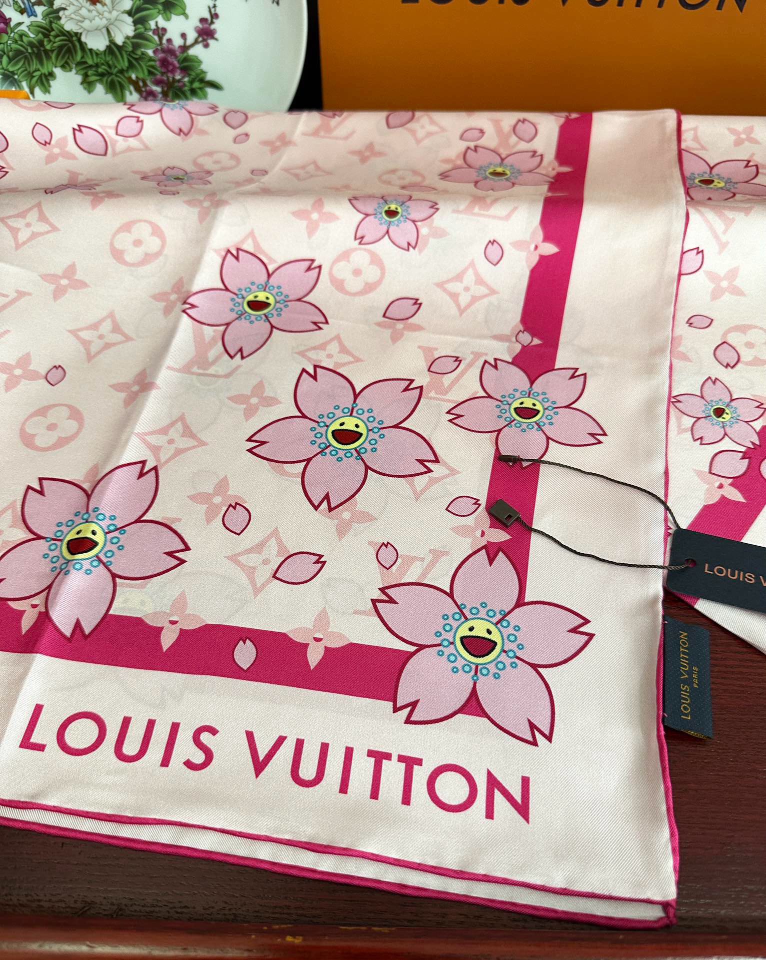 。高版本 LV官网同步【双面同色】太阳🌞花朵系列 太美了[庆祝]“L家”90典藏方巾通过别致的经典色彩向
