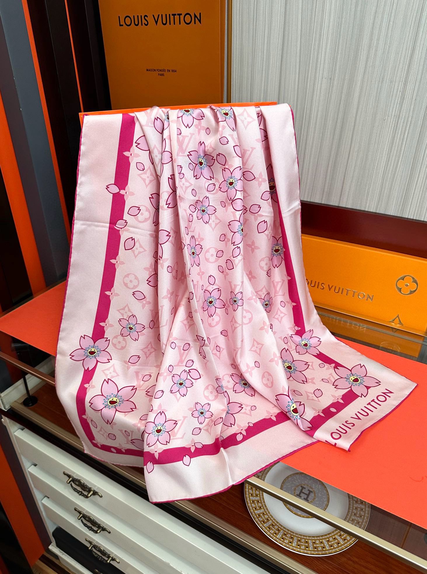 。高版本 LV官网同步【双面同色】太阳🌞花朵系列 太美了[庆祝]“L家”90典藏方巾通过别致的经典色彩向