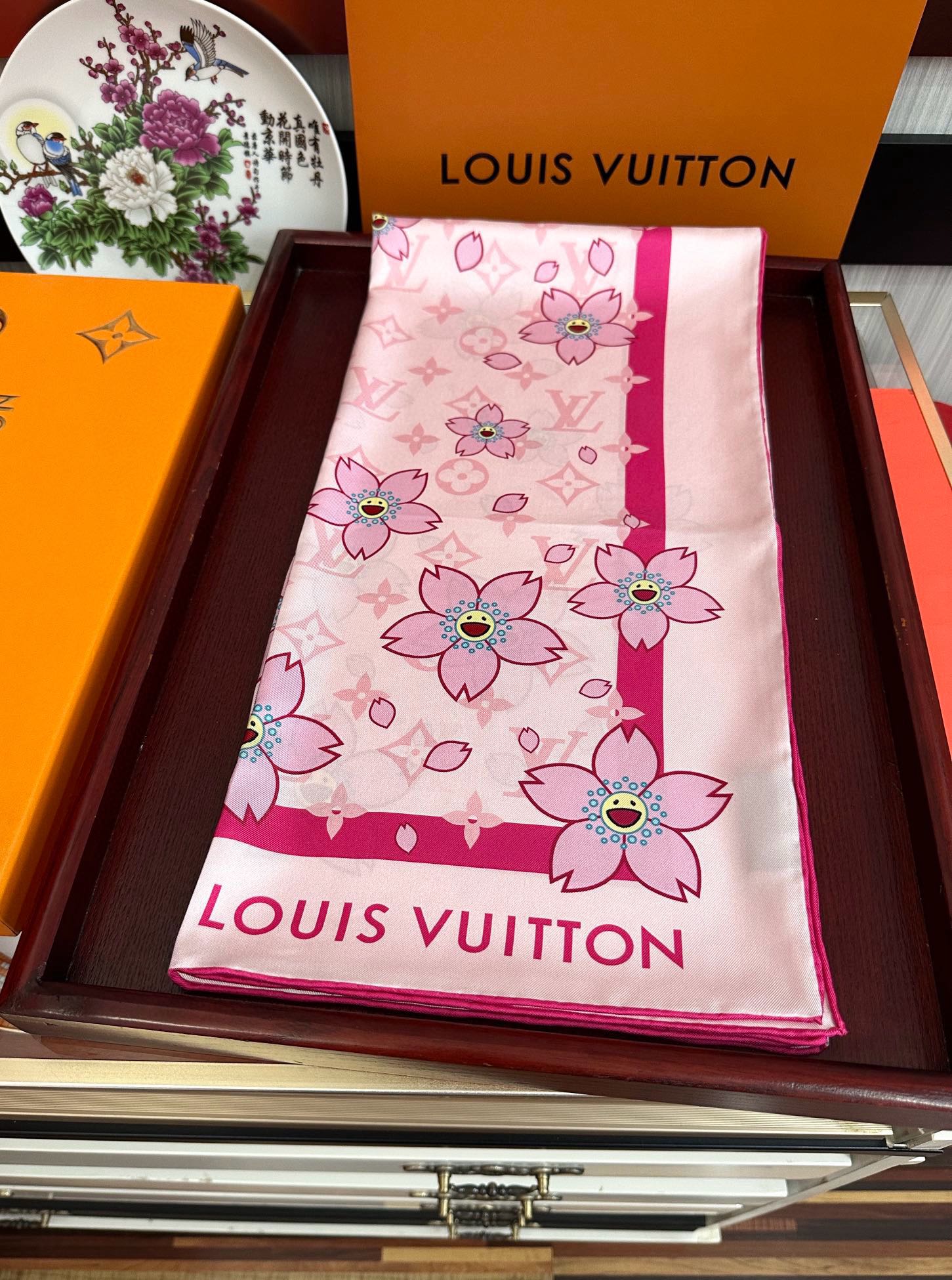 。高版本 LV官网同步【双面同色】太阳🌞花朵系列 太美了[庆祝]“L家”90典藏方巾通过别致的经典色彩向