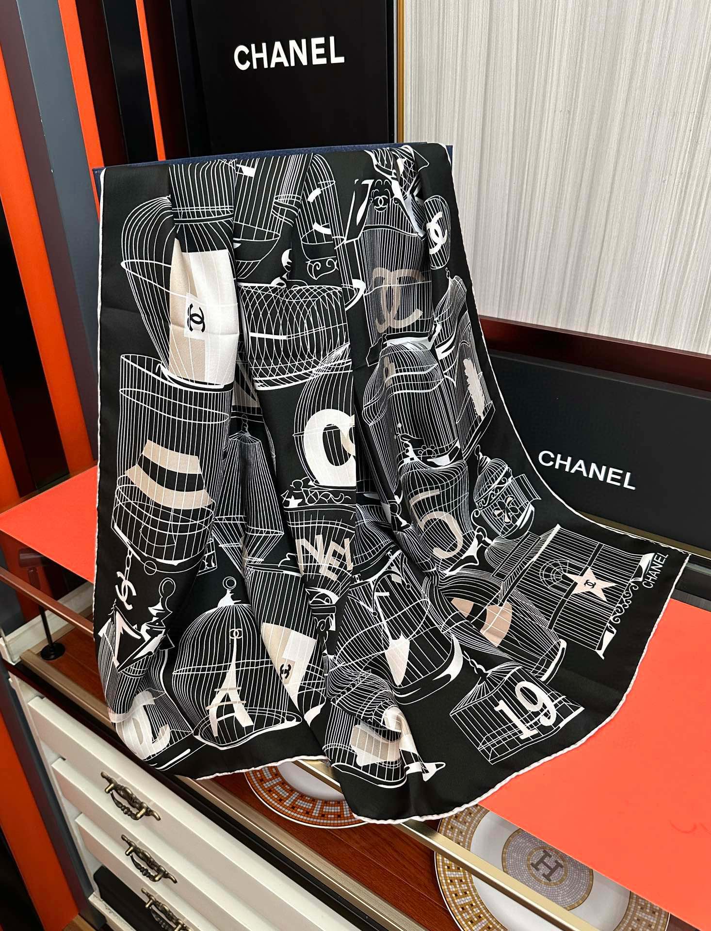 。2010最新款 香奈儿 顶级设计师 又一新款出货了[庆祝]靓女们必备款[色]太美了[玫瑰]上身效果非常