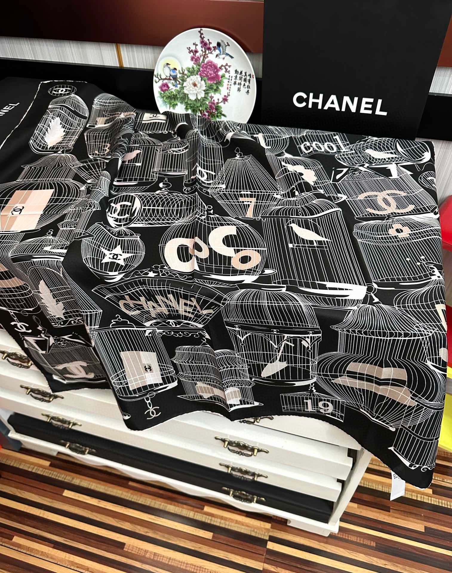 。2010最新款 香奈儿 顶级设计师 又一新款出货了[庆祝]靓女们必备款[色]太美了[玫瑰]上身效果非常