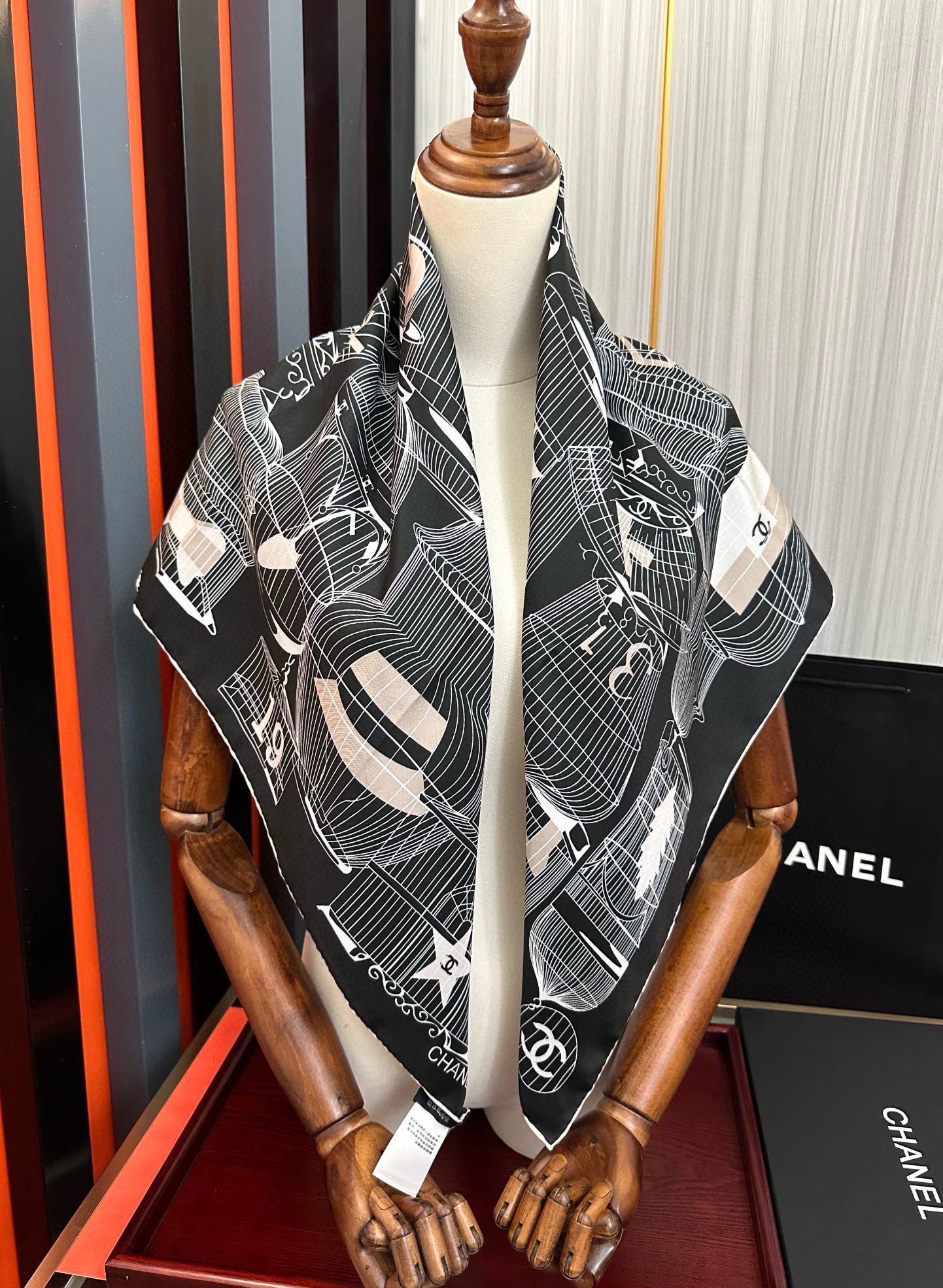 。2010最新款 香奈儿 顶级设计师 又一新款出货了[庆祝]靓女们必备款[色]太美了[玫瑰]上身效果非常