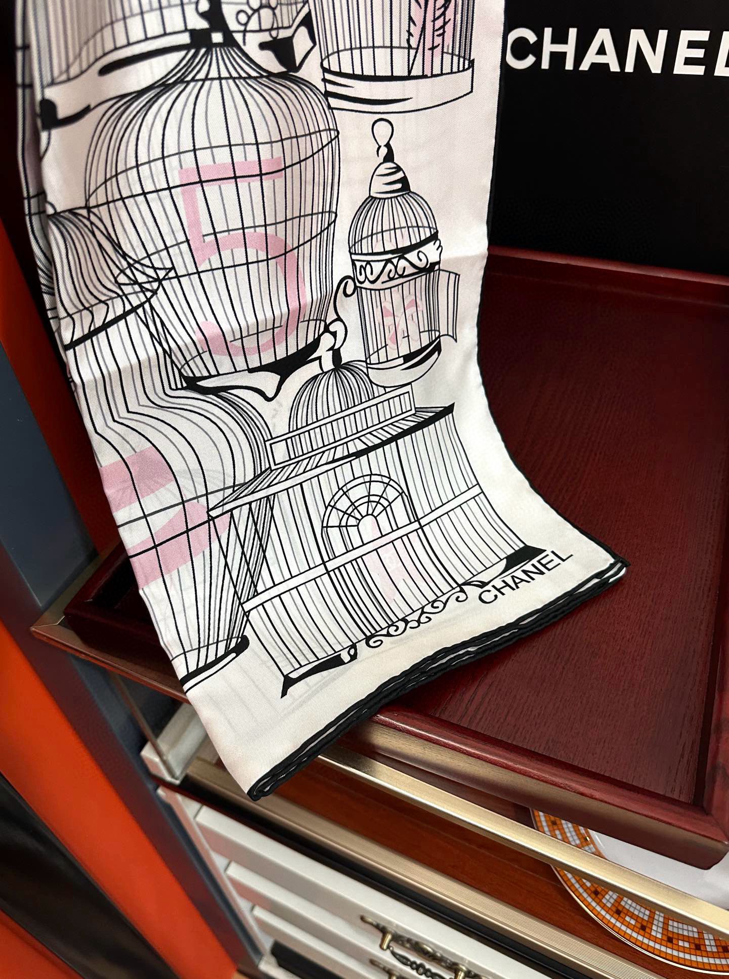 。2010最新款 香奈儿 顶级设计师 又一新款出货了[庆祝]靓女们必备款[色]太美了[玫瑰]上身效果非常