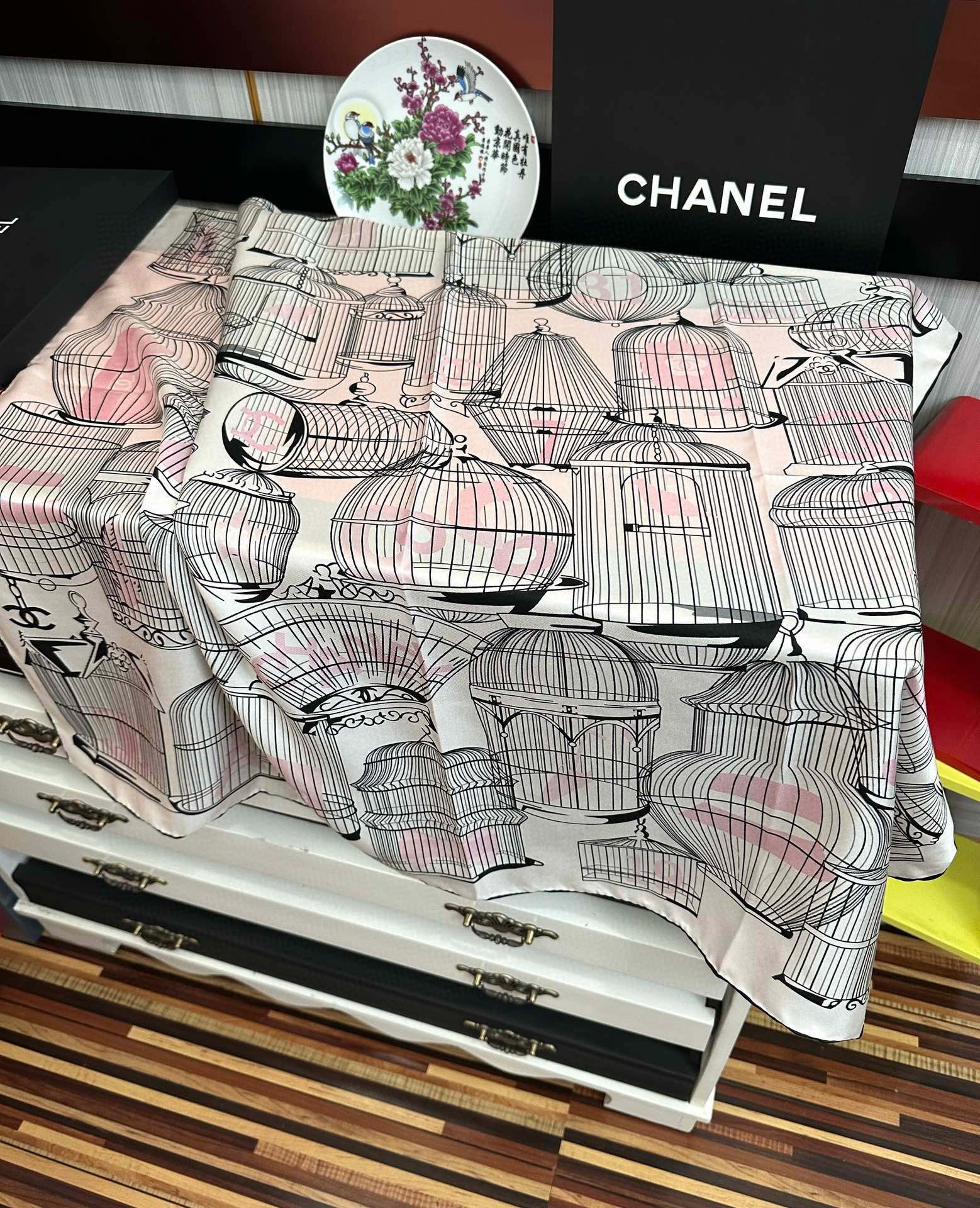 。2010最新款 香奈儿 顶级设计师 又一新款出货了[庆祝]靓女们必备款[色]太美了[玫瑰]上身效果非常