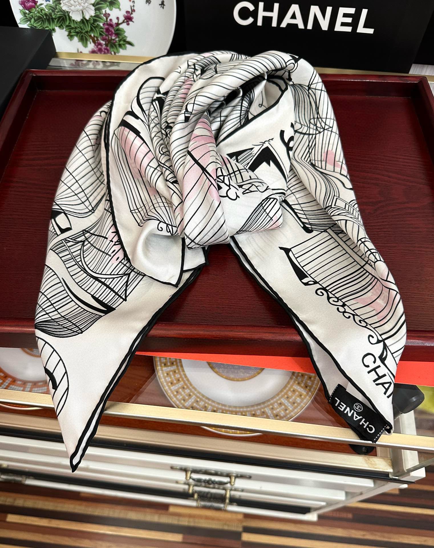 。2010最新款 香奈儿 顶级设计师 又一新款出货了[庆祝]靓女们必备款[色]太美了[玫瑰]上身效果非常