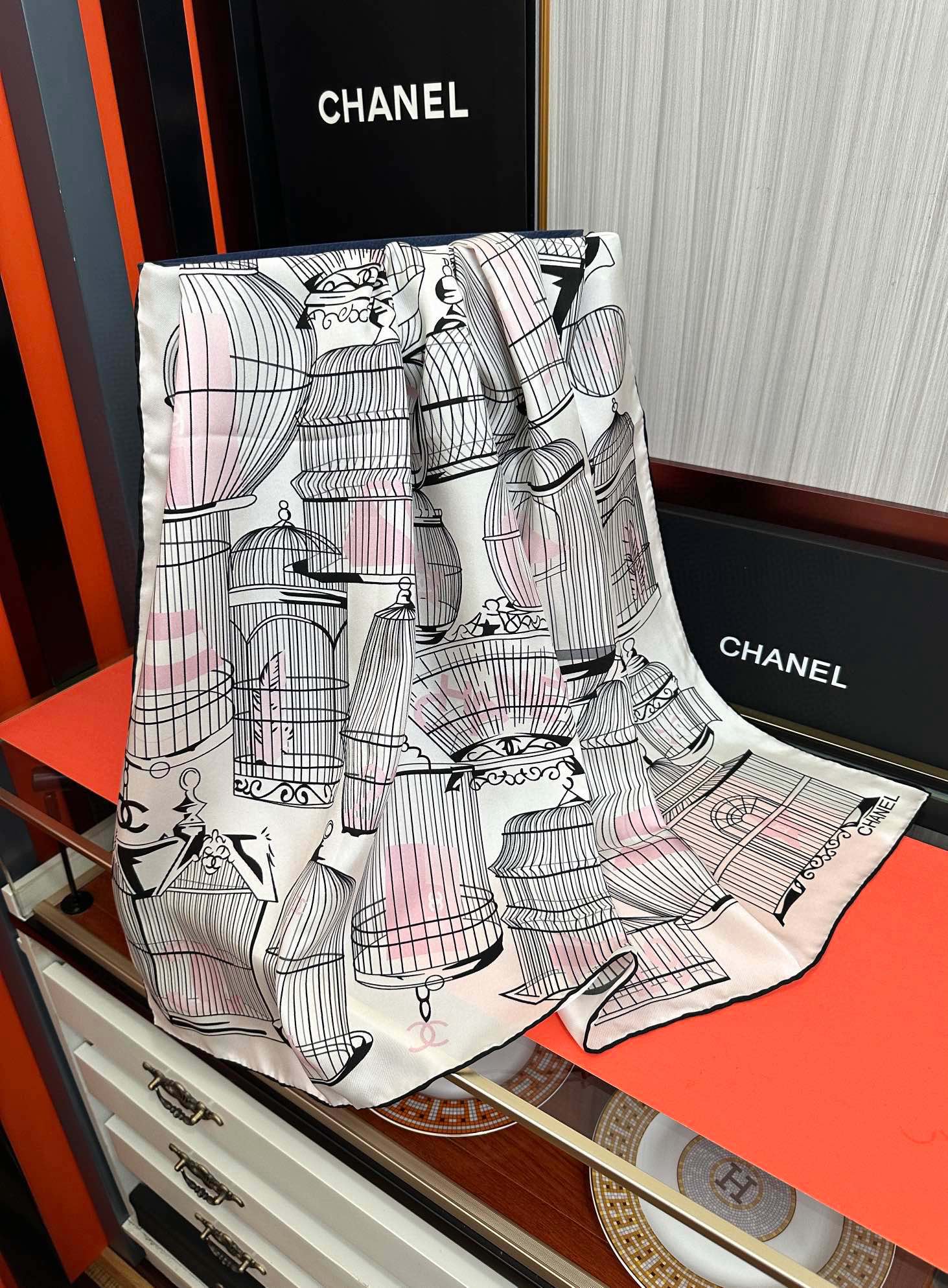 。2010最新款 香奈儿 顶级设计师 又一新款出货了[庆祝]靓女们必备款[色]太美了[玫瑰]上身效果非常