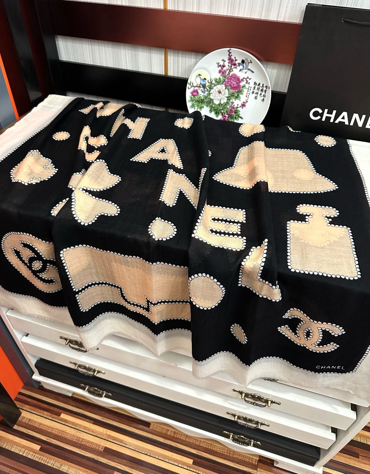 。爆款到 小香2025 最新款【香水瓶】顶级设计太美了，真心赞👍😘💍实物真心美 🎀披肩配以印花💓💃🏻无论