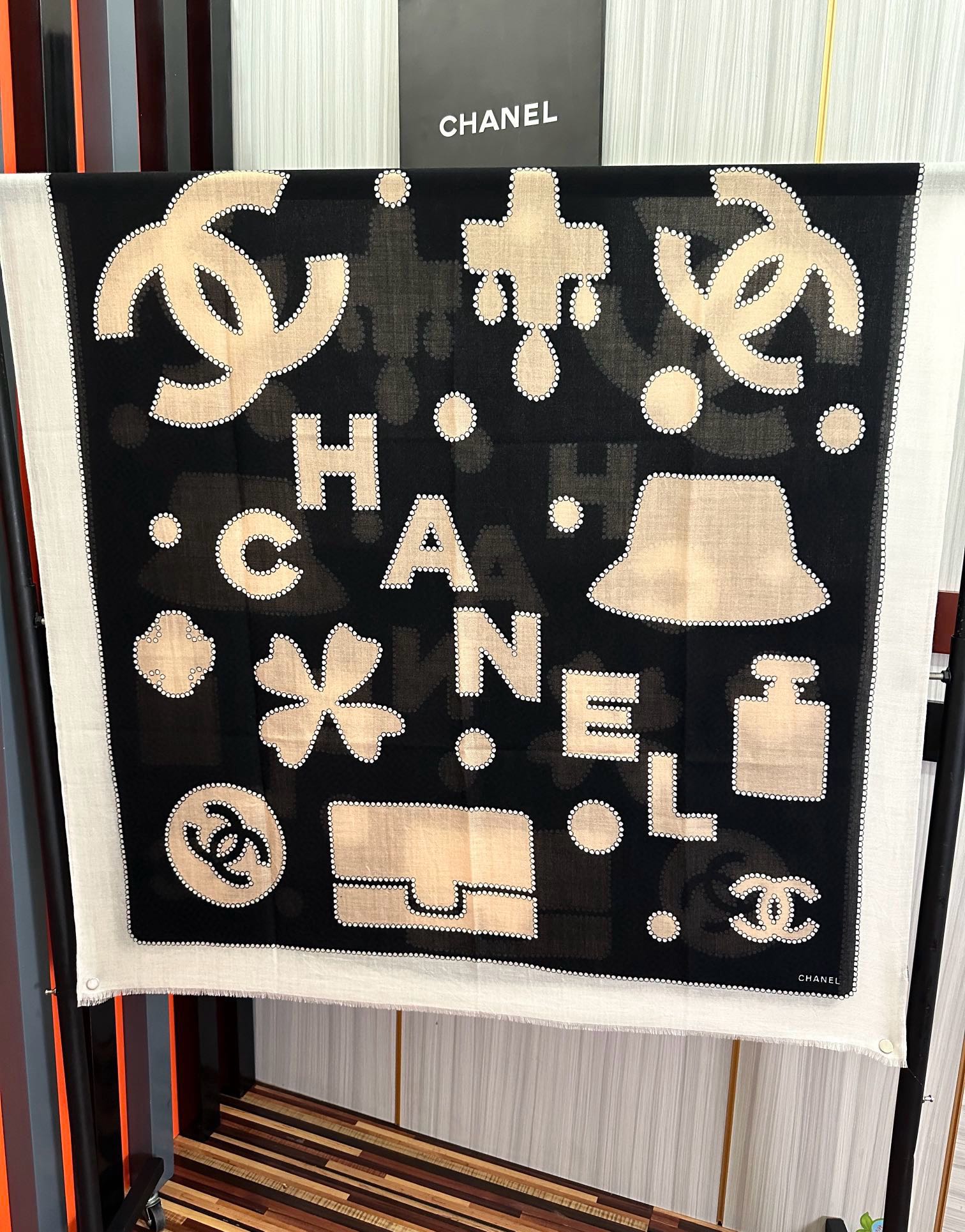 。爆款到 小香2025 最新款【香水瓶】顶级设计太美了，真心赞👍😘💍实物真心美 🎀披肩配以印花💓💃🏻无论