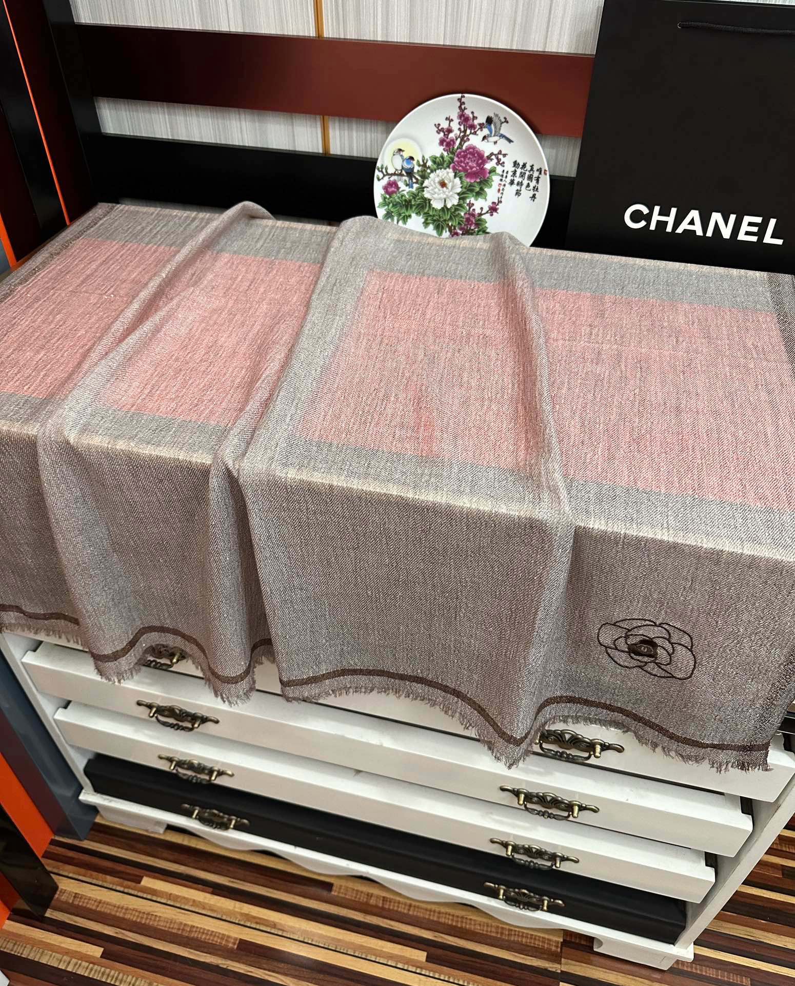 。香奈 儿👍2025重磅推荐🎀太美了👓，人人都喜欢💕时潮人都有好几条小香围巾放在衣橱，🧣换条围巾就足够让