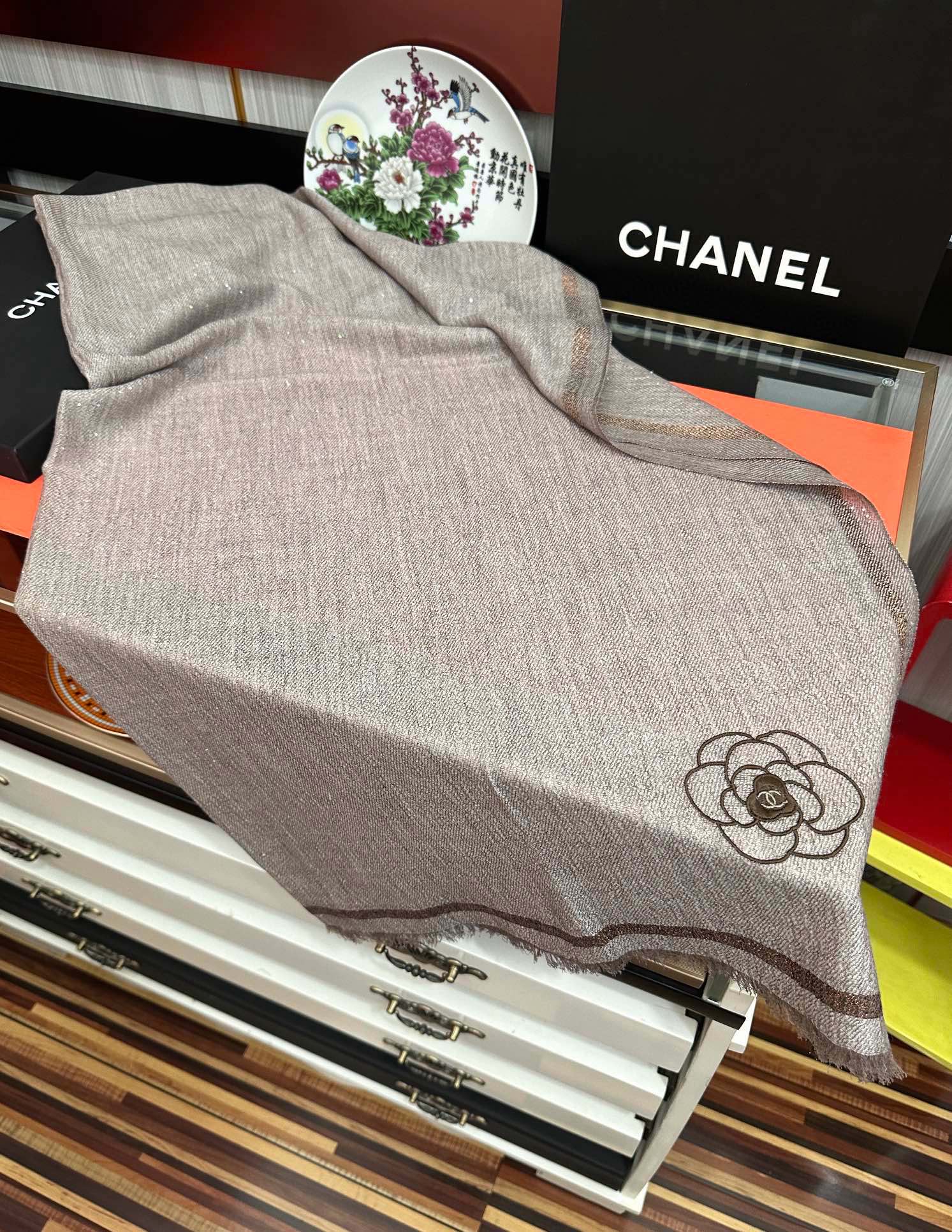 。香奈 儿👍2025重磅推荐🎀太美了👓，人人都喜欢💕时潮人都有好几条小香围巾放在衣橱，🧣换条围巾就足够让