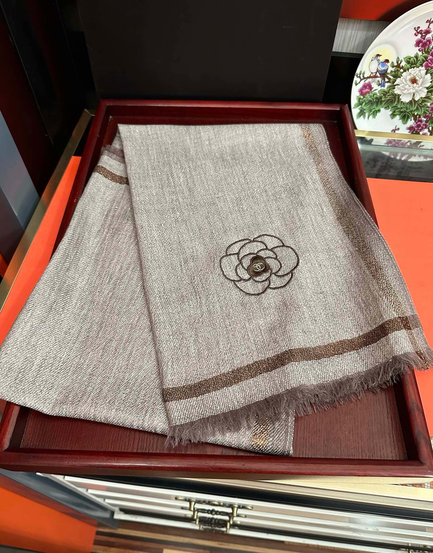 。香奈 儿👍2025重磅推荐🎀太美了👓，人人都喜欢💕时潮人都有好几条小香围巾放在衣橱，🧣换条围巾就足够让