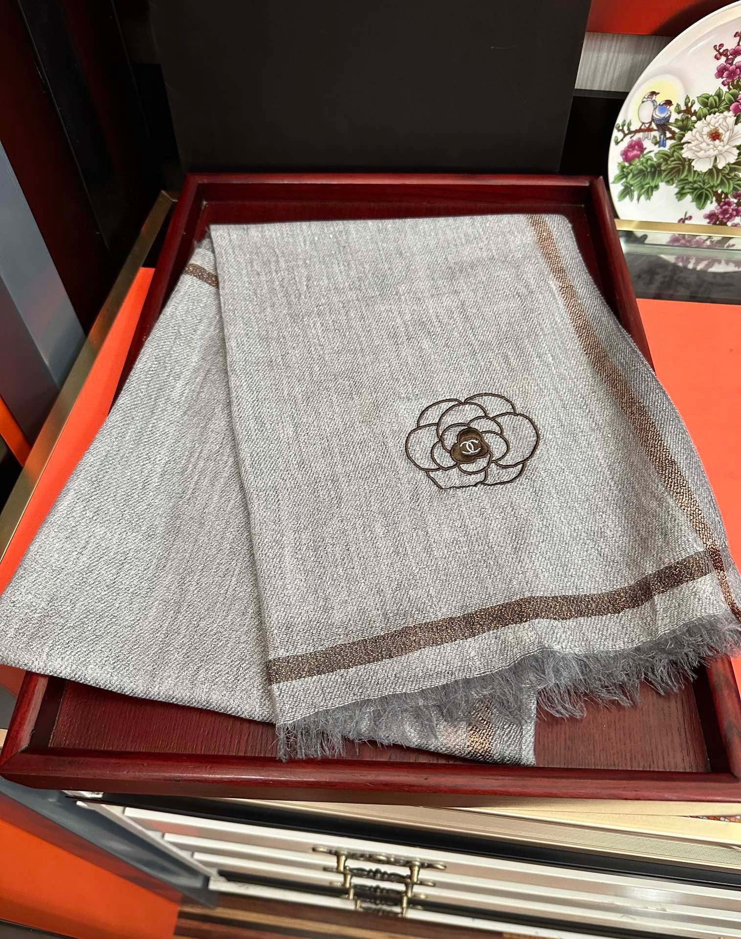 。香奈 儿👍2025重磅推荐🎀太美了👓，人人都喜欢💕时潮人都有好几条小香围巾放在衣橱，🧣换条围巾就足够让