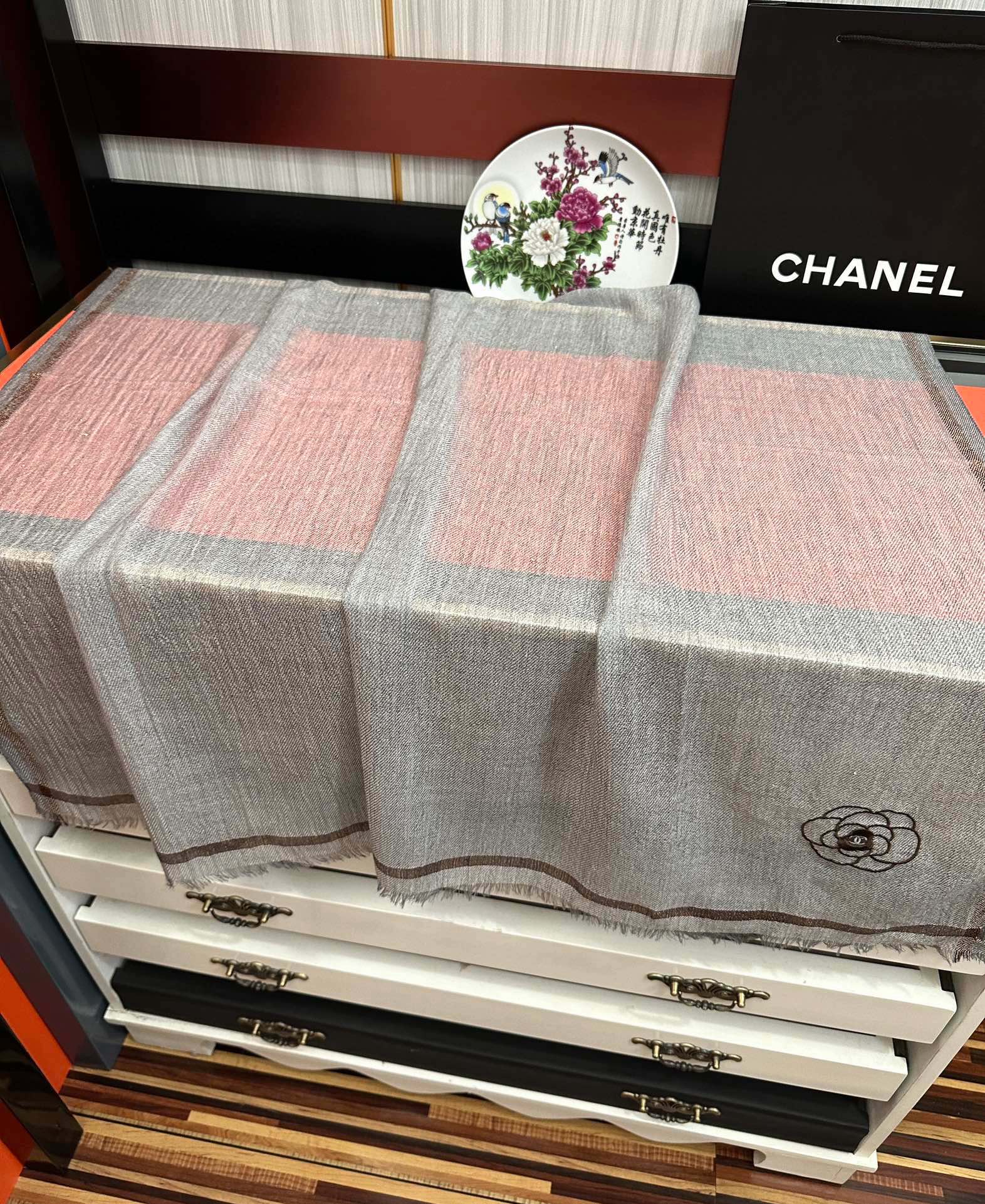 。香奈 儿👍2025重磅推荐🎀太美了👓，人人都喜欢💕时潮人都有好几条小香围巾放在衣橱，🧣换条围巾就足够让