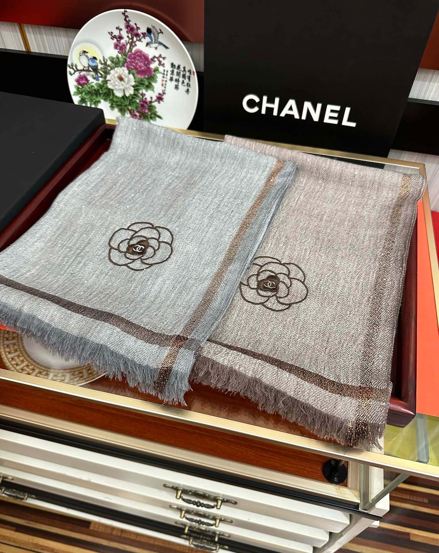 。香奈 儿👍2025重磅推荐🎀太美了👓，人人都喜欢💕时潮人都有好几条小香围巾放在衣橱，🧣换条围巾就足够让