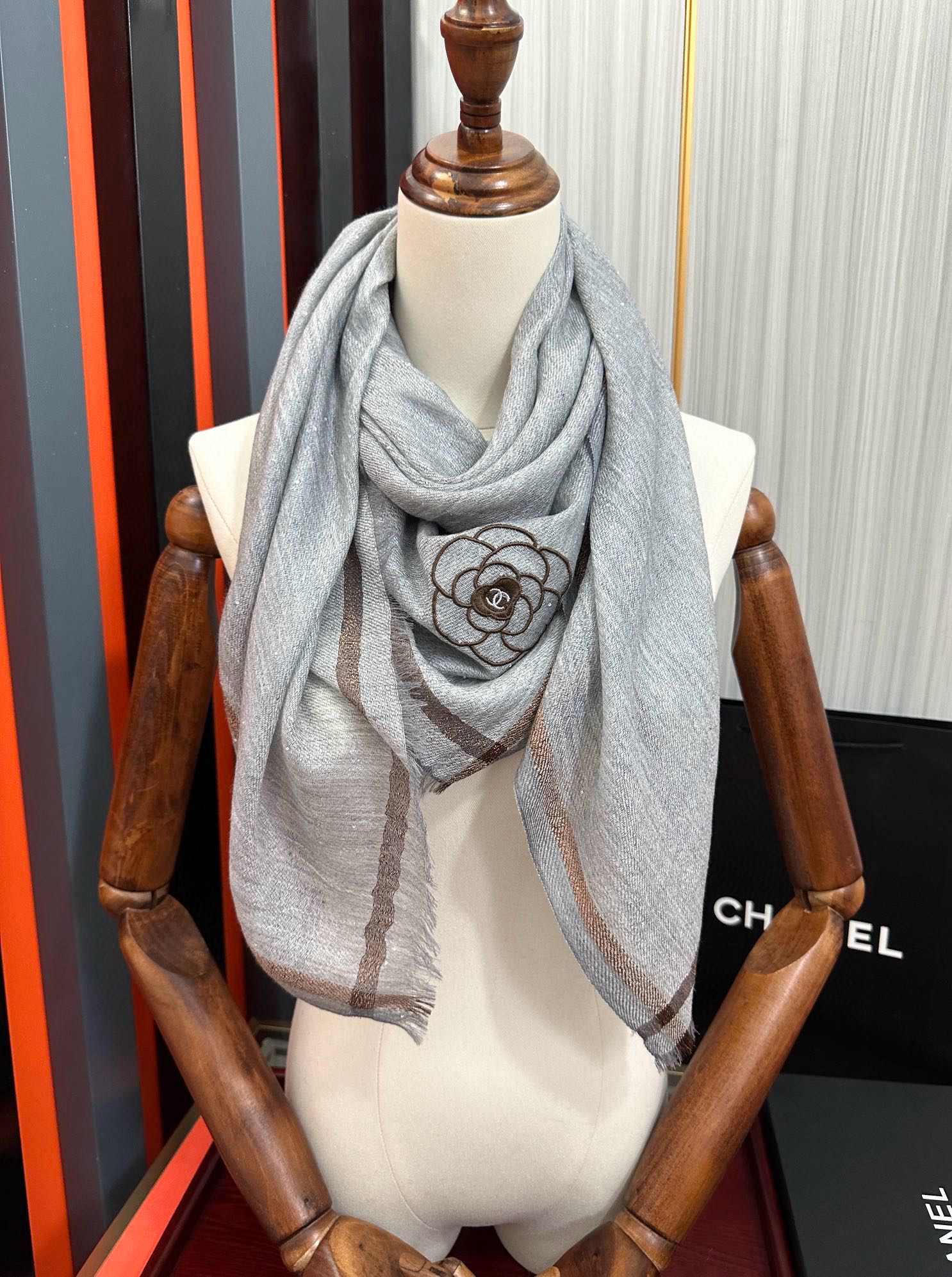 。香奈 儿👍2025重磅推荐🎀太美了👓，人人都喜欢💕时潮人都有好几条小香围巾放在衣橱，🧣换条围巾就足够让