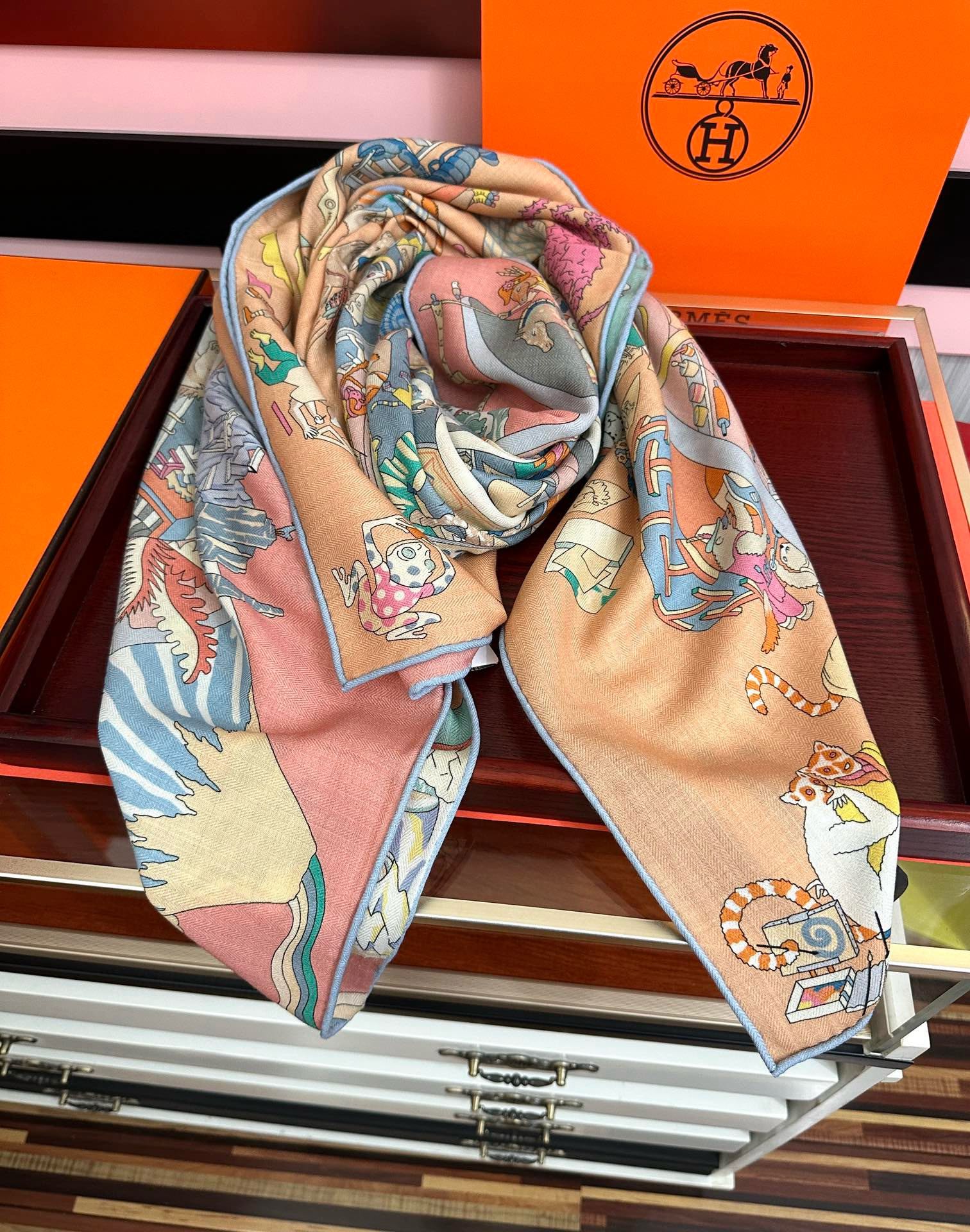 上新 。爱马仕 【马术学院】[嘴唇]今年最新款 140双面同色丝毛披肩这款爱马仕的经典单品展现强大而迷人