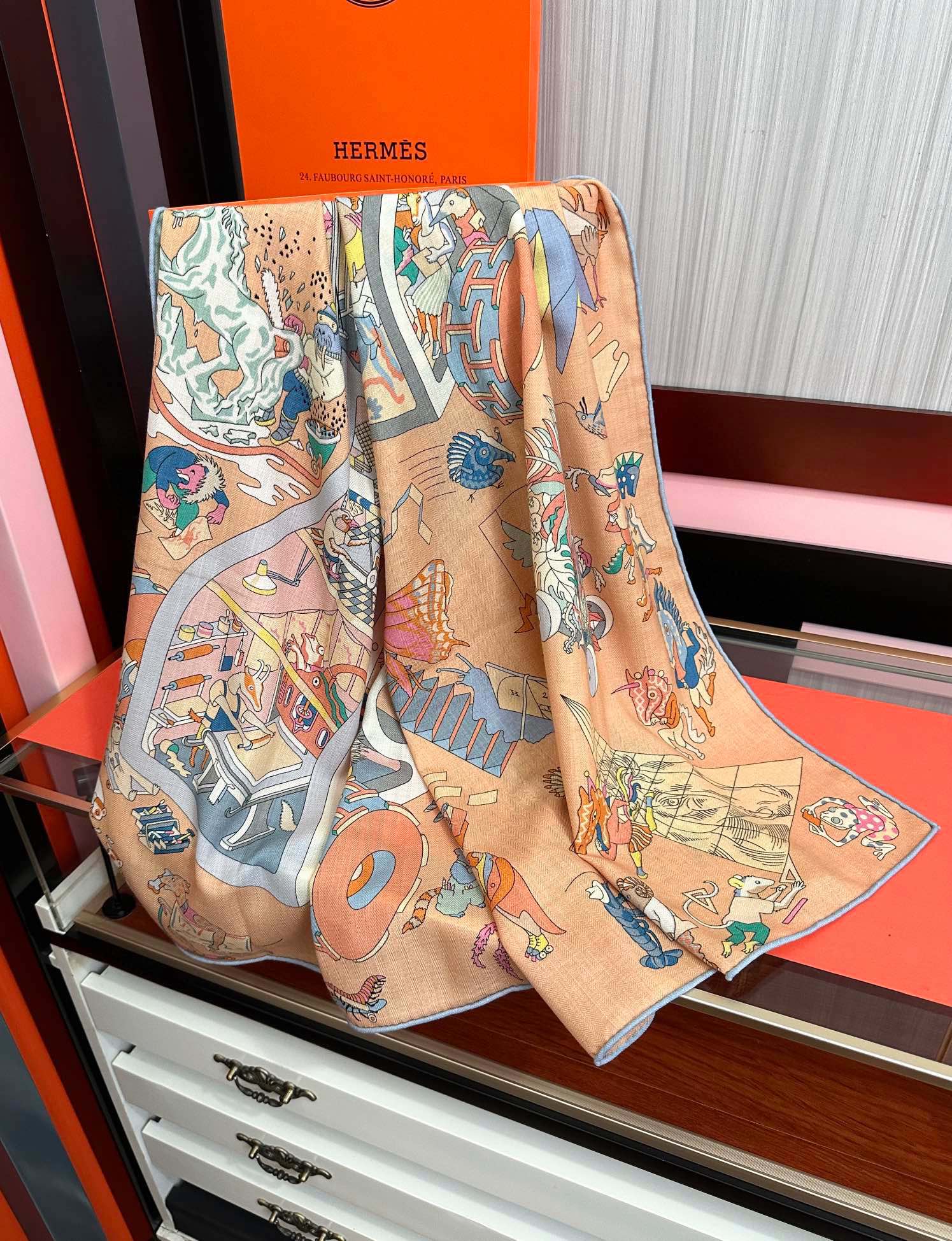 上新 。爱马仕 【马术学院】[嘴唇]今年最新款 140双面同色丝毛披肩这款爱马仕的经典单品展现强大而迷人