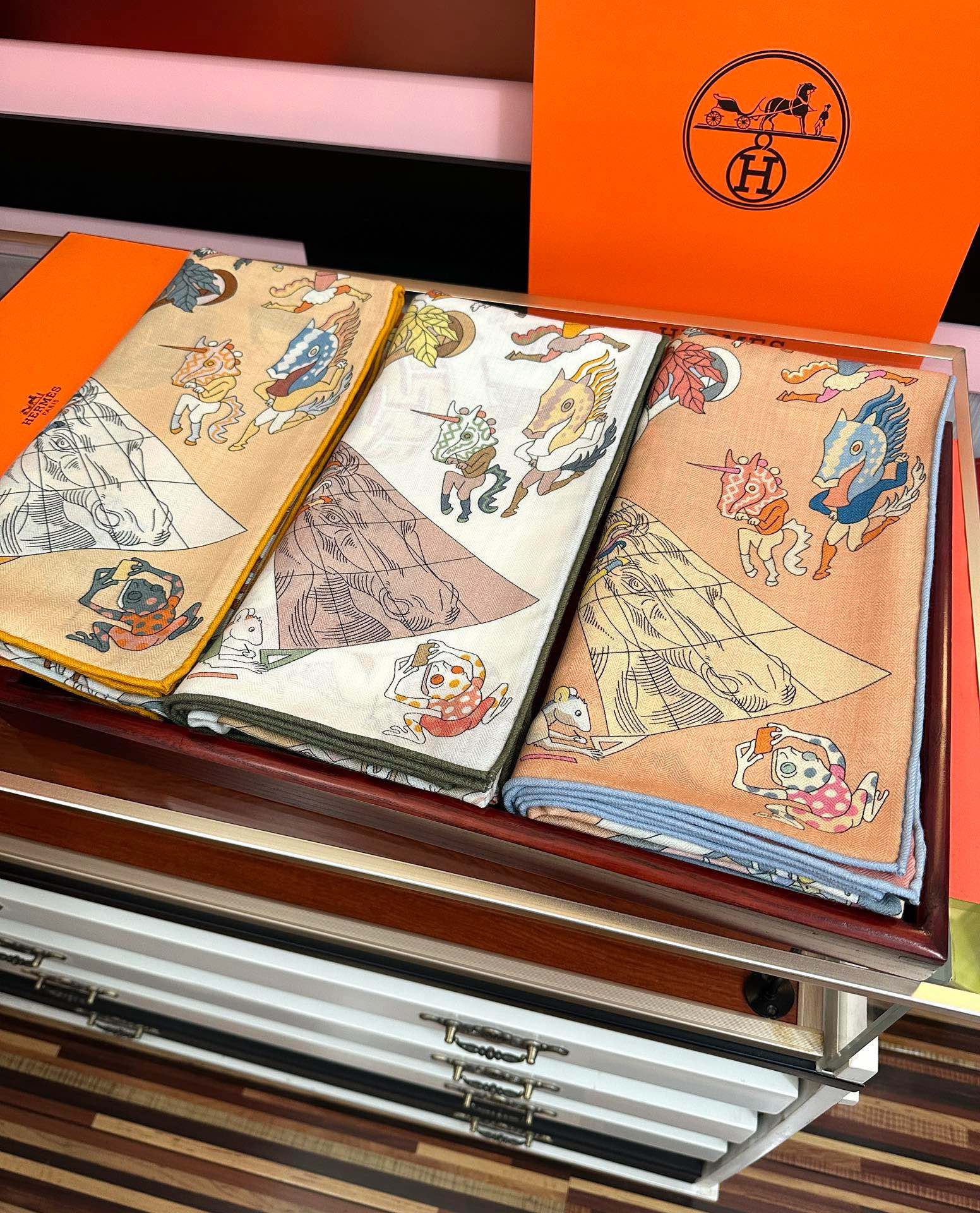 上新 。爱马仕 【马术学院】[嘴唇]今年最新款 140双面同色丝毛披肩这款爱马仕的经典单品展现强大而迷人