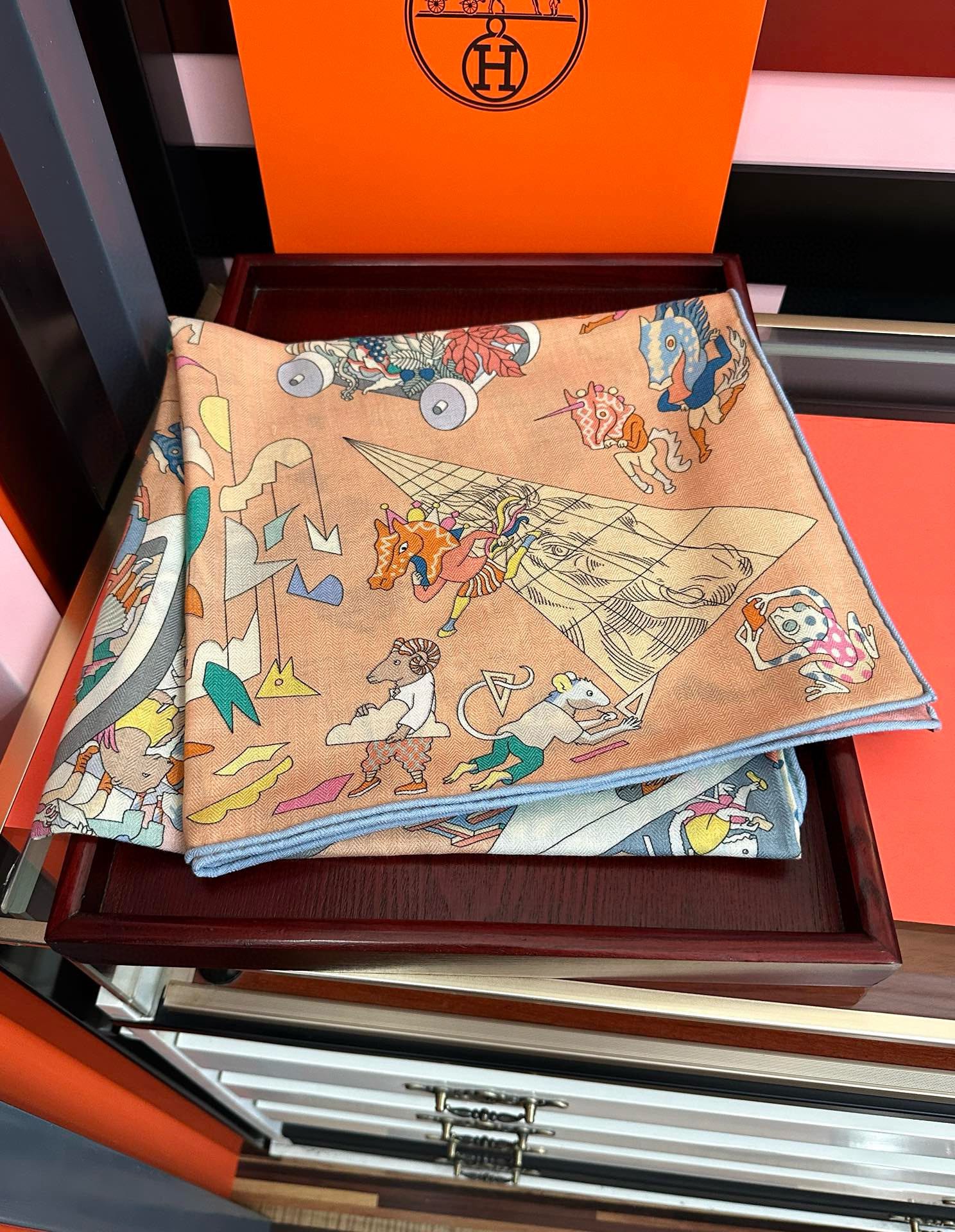 上新 。爱马仕 【马术学院】[嘴唇]今年最新款 140双面同色丝毛披肩这款爱马仕的经典单品展现强大而迷人