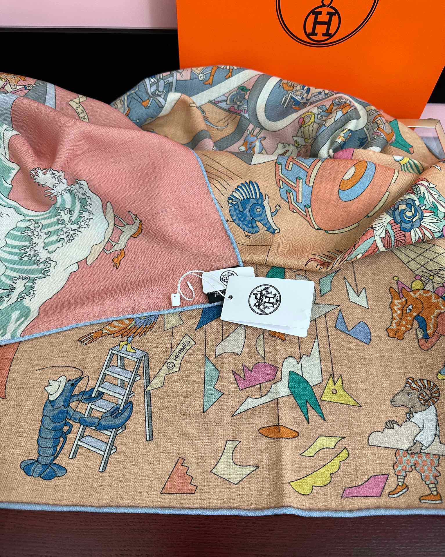 上新 。爱马仕 【马术学院】[嘴唇]今年最新款 140双面同色丝毛披肩这款爱马仕的经典单品展现强大而迷人