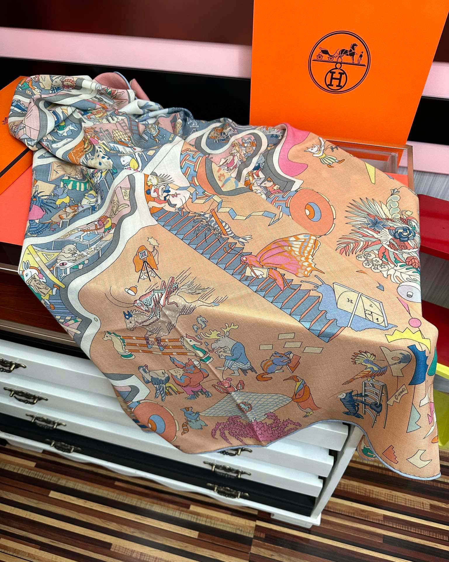 上新 。爱马仕 【马术学院】[嘴唇]今年最新款 140双面同色丝毛披肩这款爱马仕的经典单品展现强大而迷人