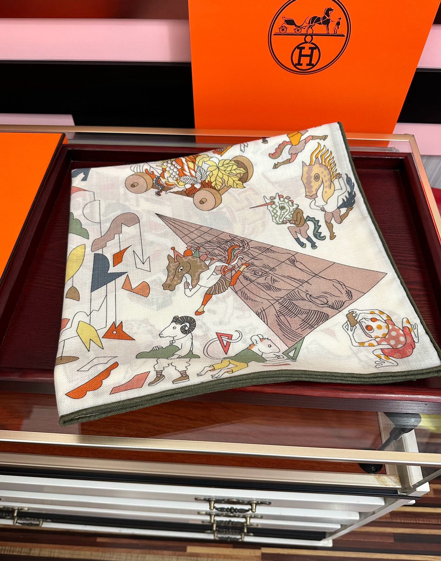 上新 。爱马仕 【马术学院】[嘴唇]今年最新款 140双面同色丝毛披肩这款爱马仕的经典单品展现强大而迷人