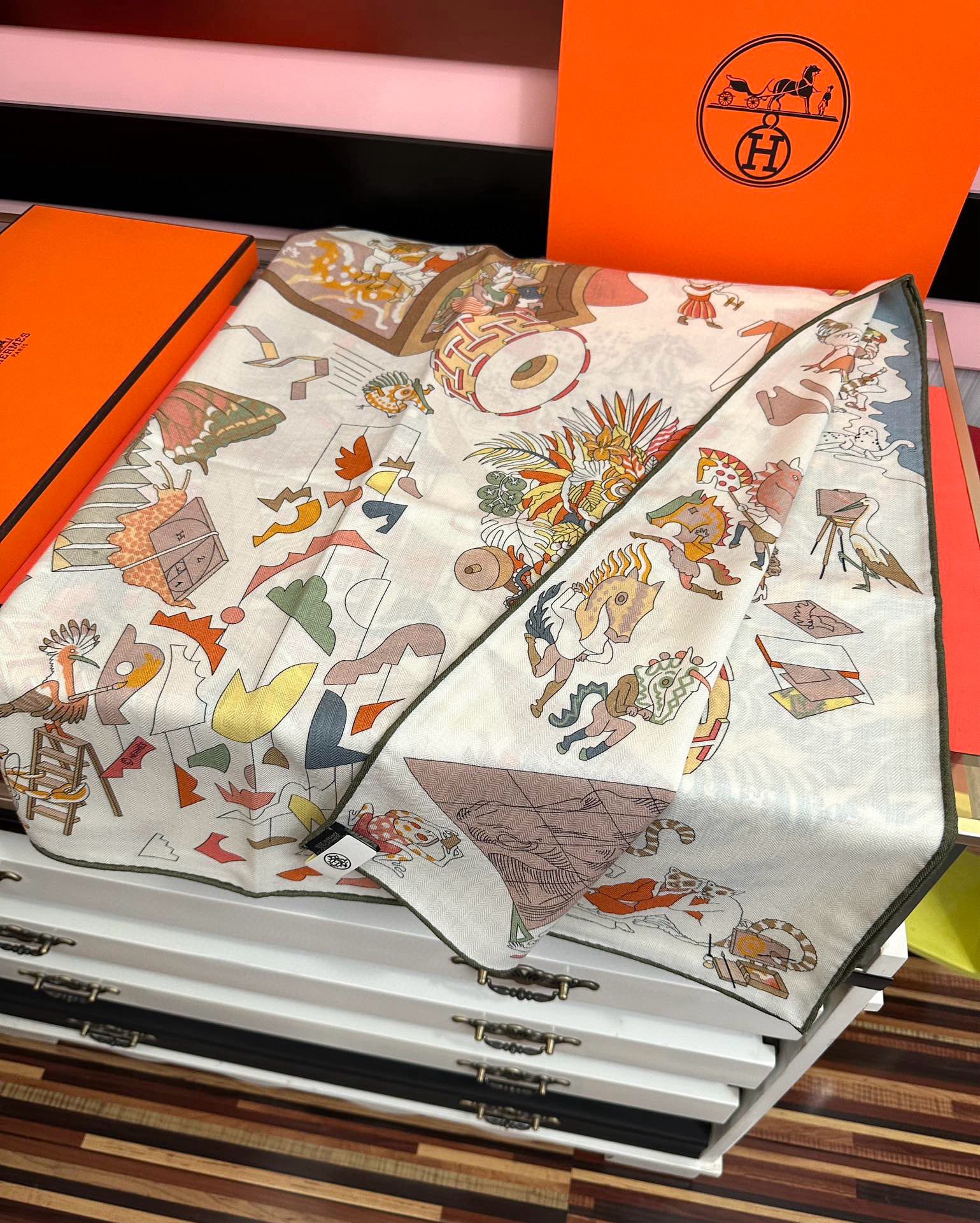 上新 。爱马仕 【马术学院】[嘴唇]今年最新款 140双面同色丝毛披肩这款爱马仕的经典单品展现强大而迷人