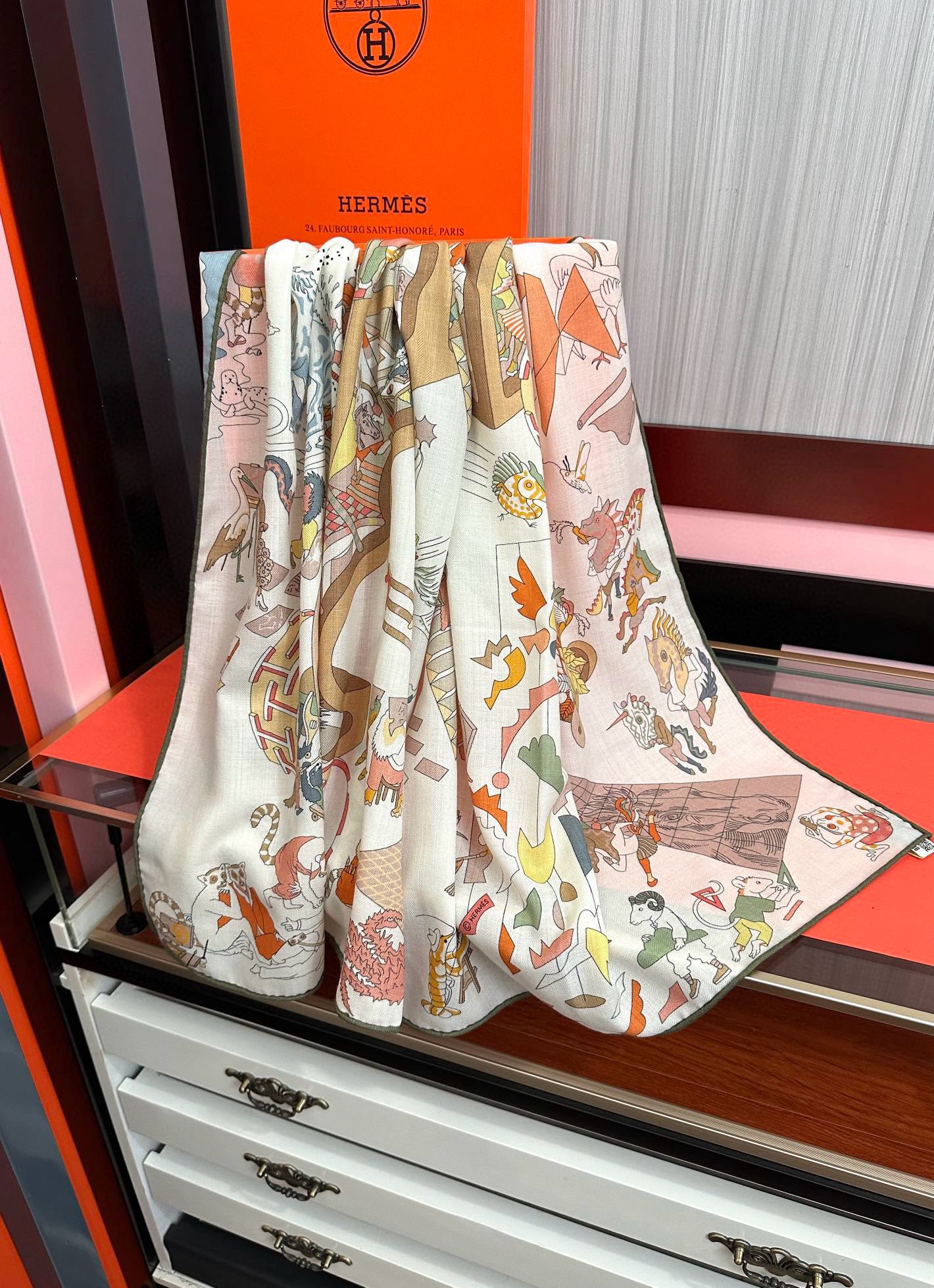 上新 。爱马仕 【马术学院】[嘴唇]今年最新款 140双面同色丝毛披肩这款爱马仕的经典单品展现强大而迷人