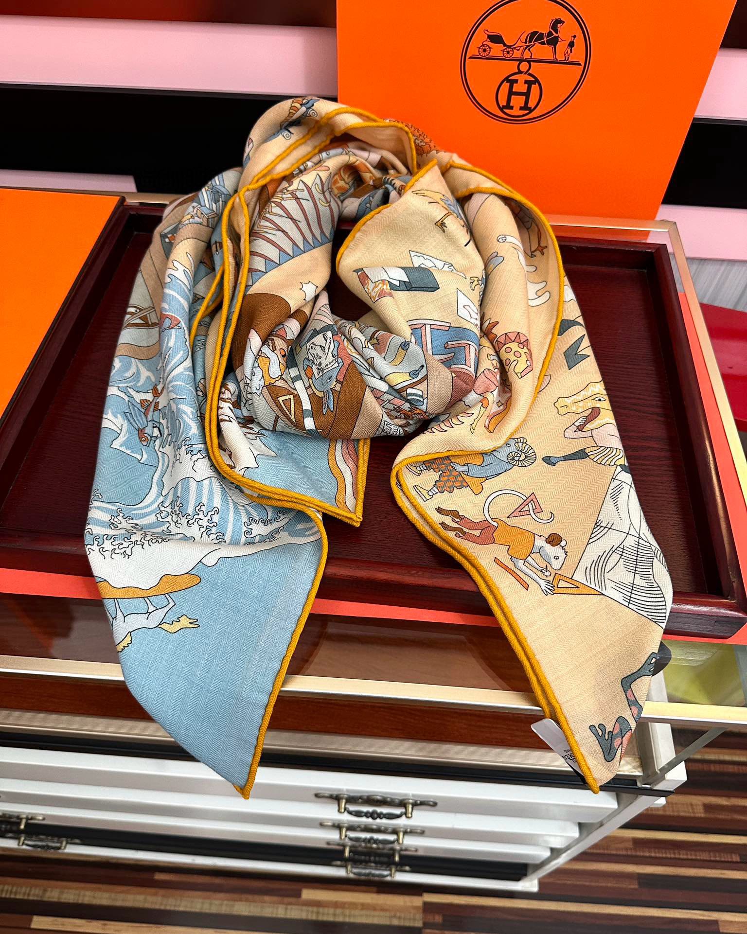 上新 。爱马仕 【马术学院】[嘴唇]今年最新款 140双面同色丝毛披肩这款爱马仕的经典单品展现强大而迷人