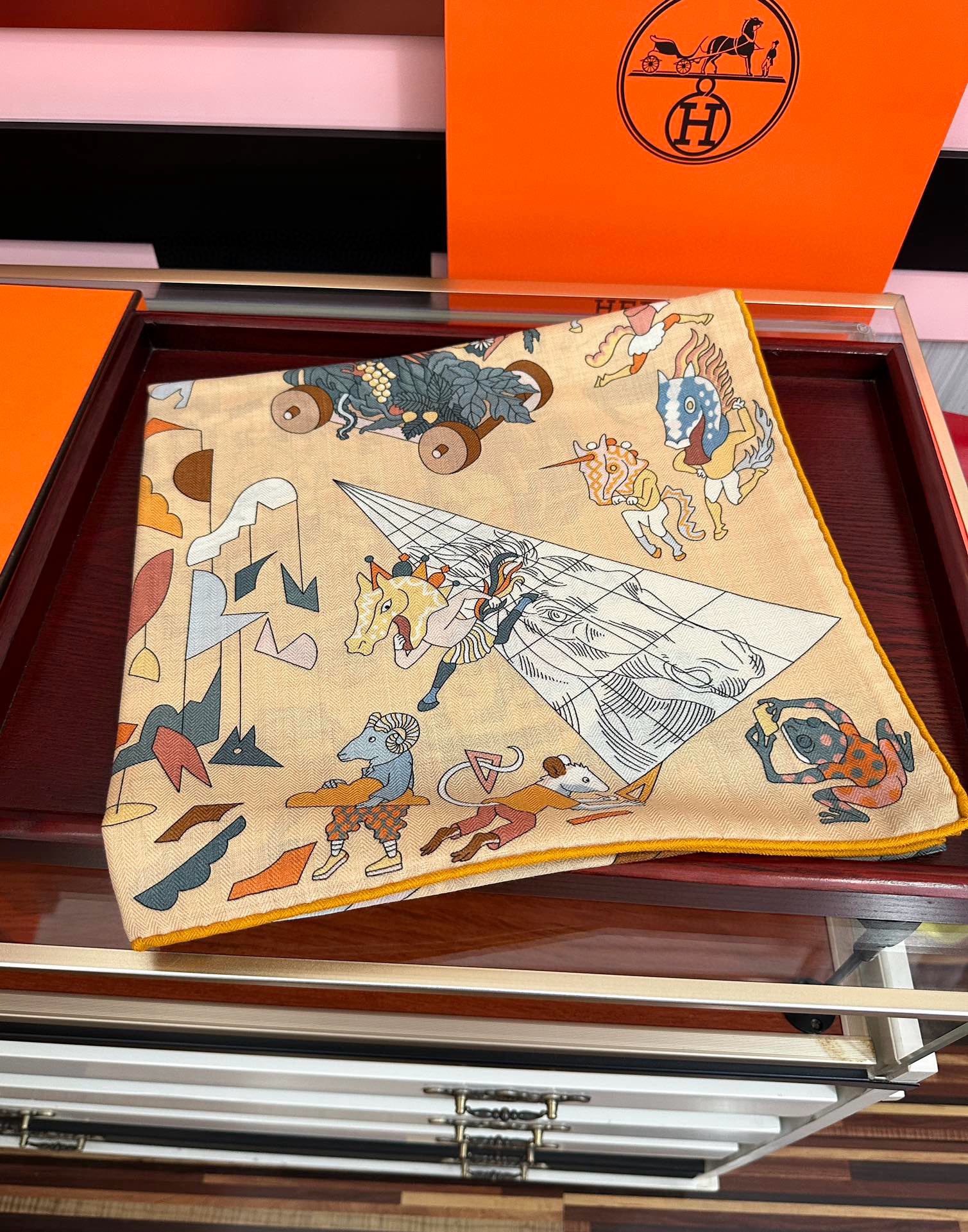 上新 。爱马仕 【马术学院】[嘴唇]今年最新款 140双面同色丝毛披肩这款爱马仕的经典单品展现强大而迷人