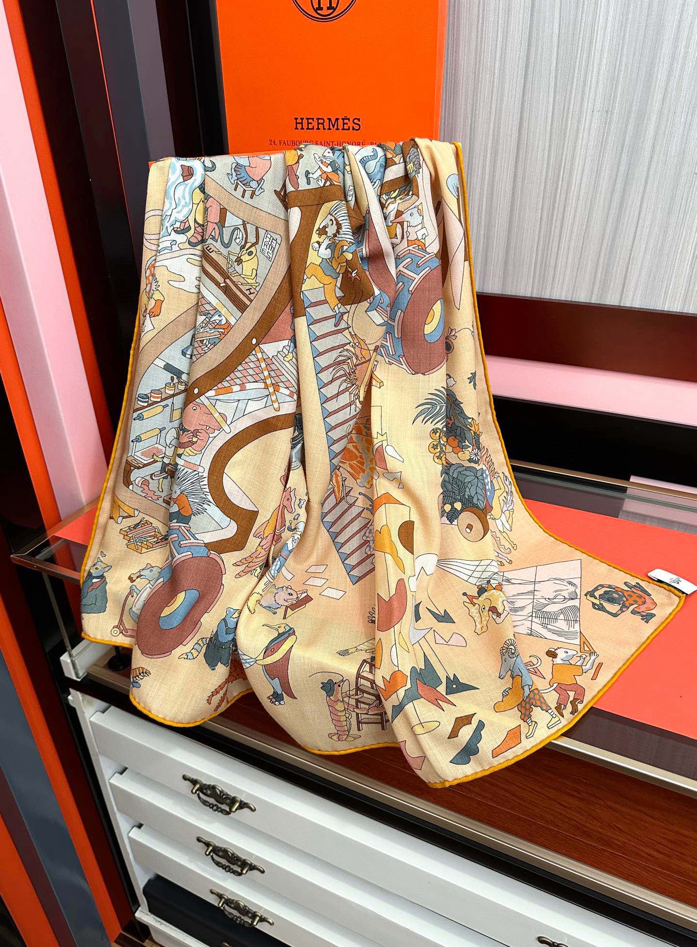 上新 。爱马仕 【马术学院】[嘴唇]今年最新款 140双面同色丝毛披肩这款爱马仕的经典单品展现强大而迷人