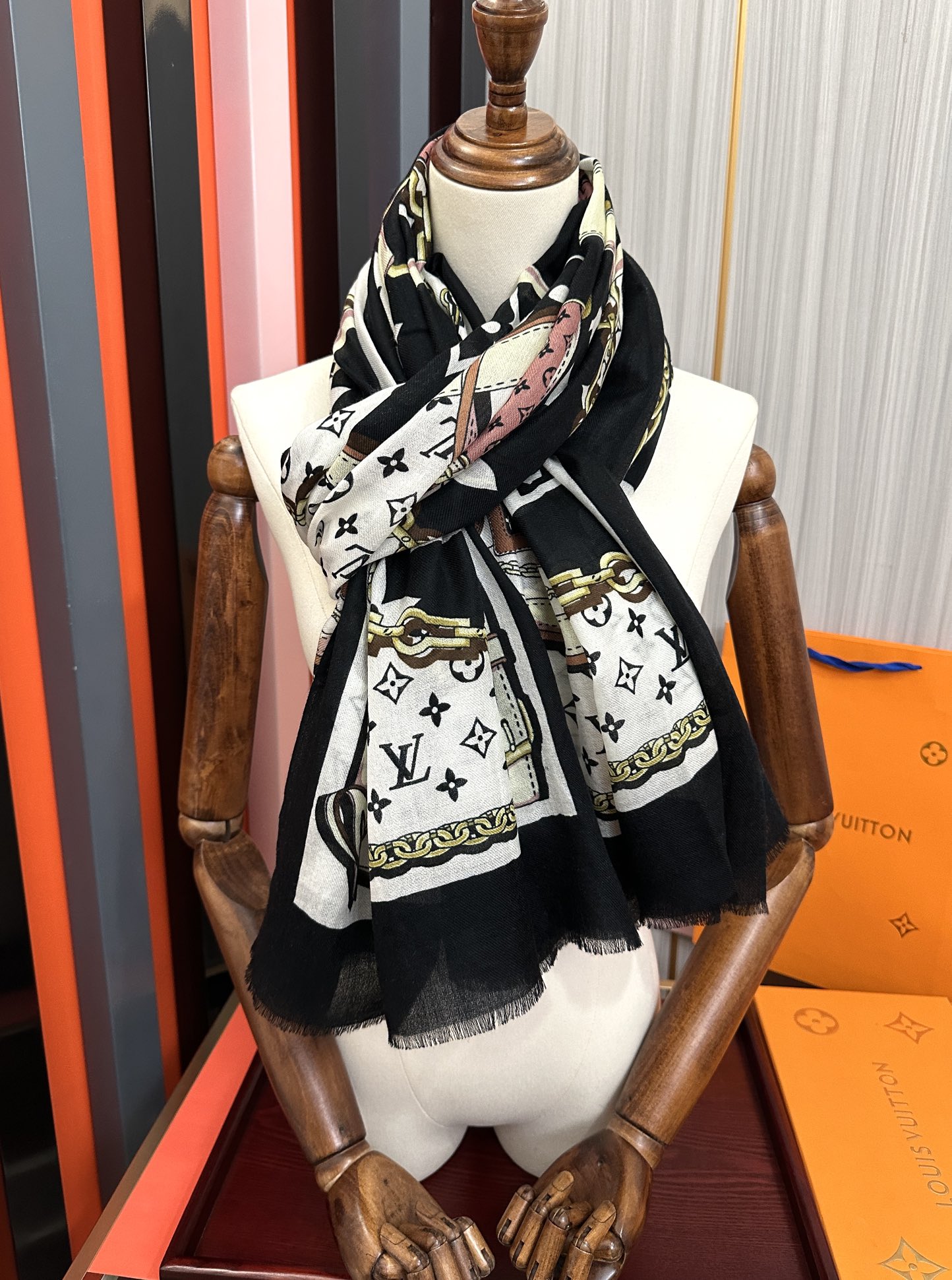 新品 LV【300支羊绒长巾】2025实物真心美 🎀披肩配以印花💓无论设计喷绘都是非常到位☀️细节都可见