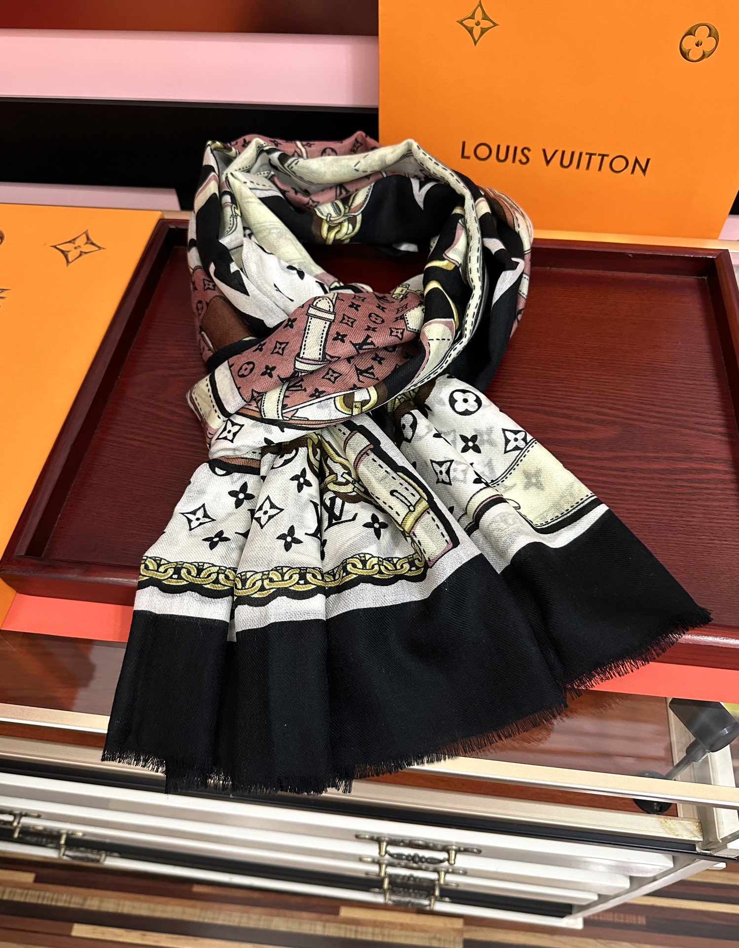 新品 LV【300支羊绒长巾】2025实物真心美 🎀披肩配以印花💓无论设计喷绘都是非常到位☀️细节都可见