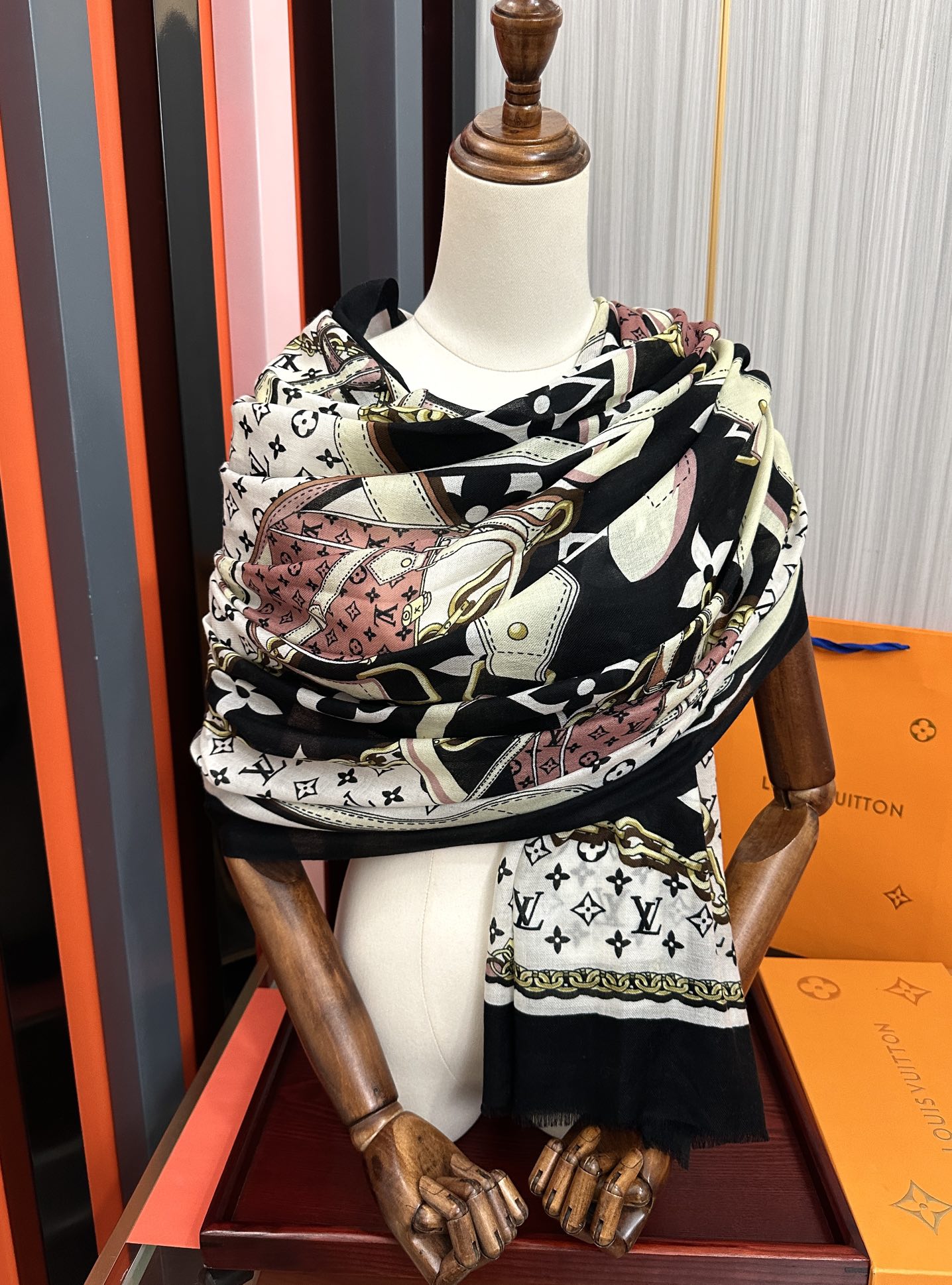 新品 LV【300支羊绒长巾】2025实物真心美 🎀披肩配以印花💓无论设计喷绘都是非常到位☀️细节都可见