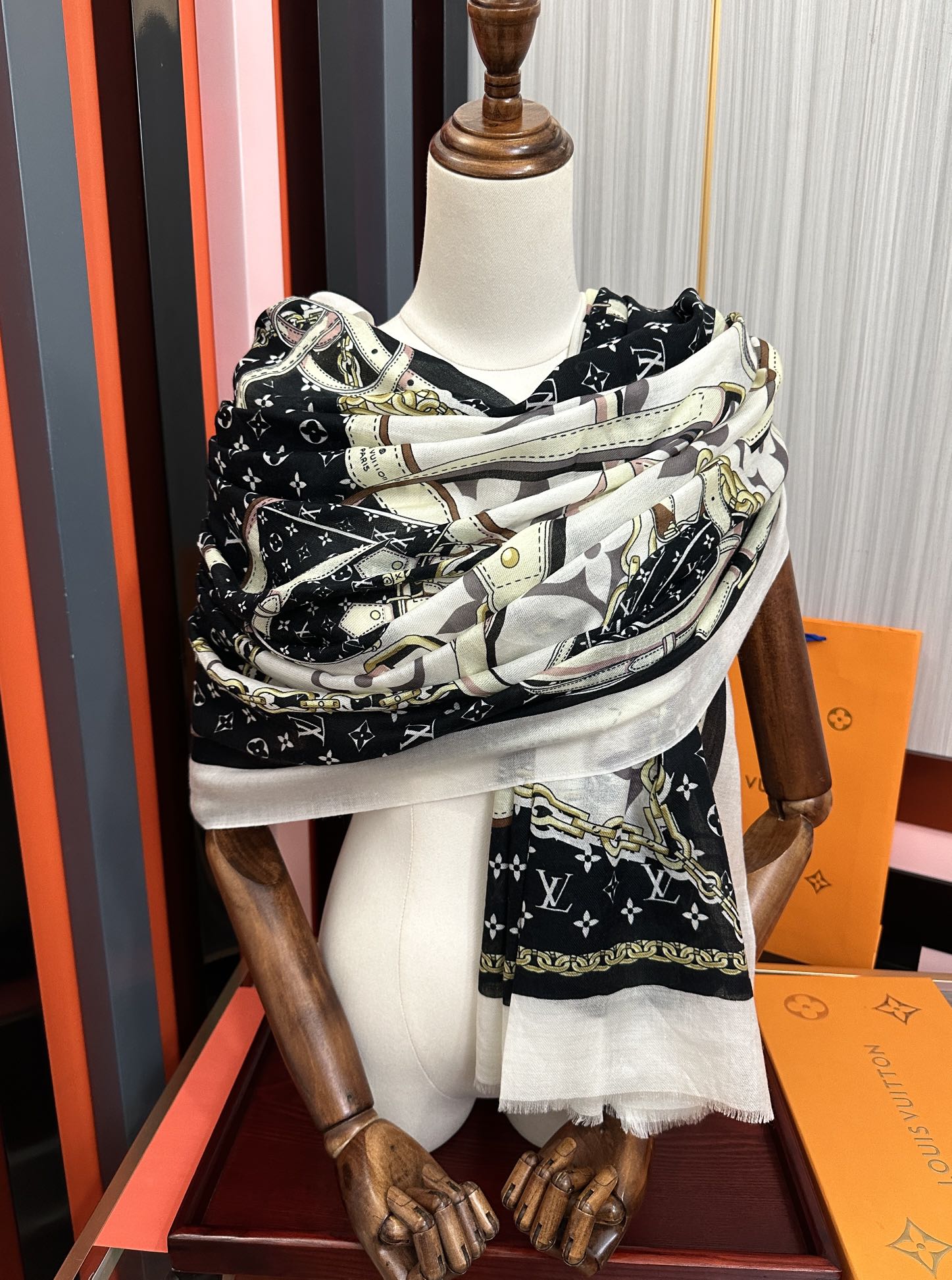 新品 LV【300支羊绒长巾】2025实物真心美 🎀披肩配以印花💓无论设计喷绘都是非常到位☀️细节都可见