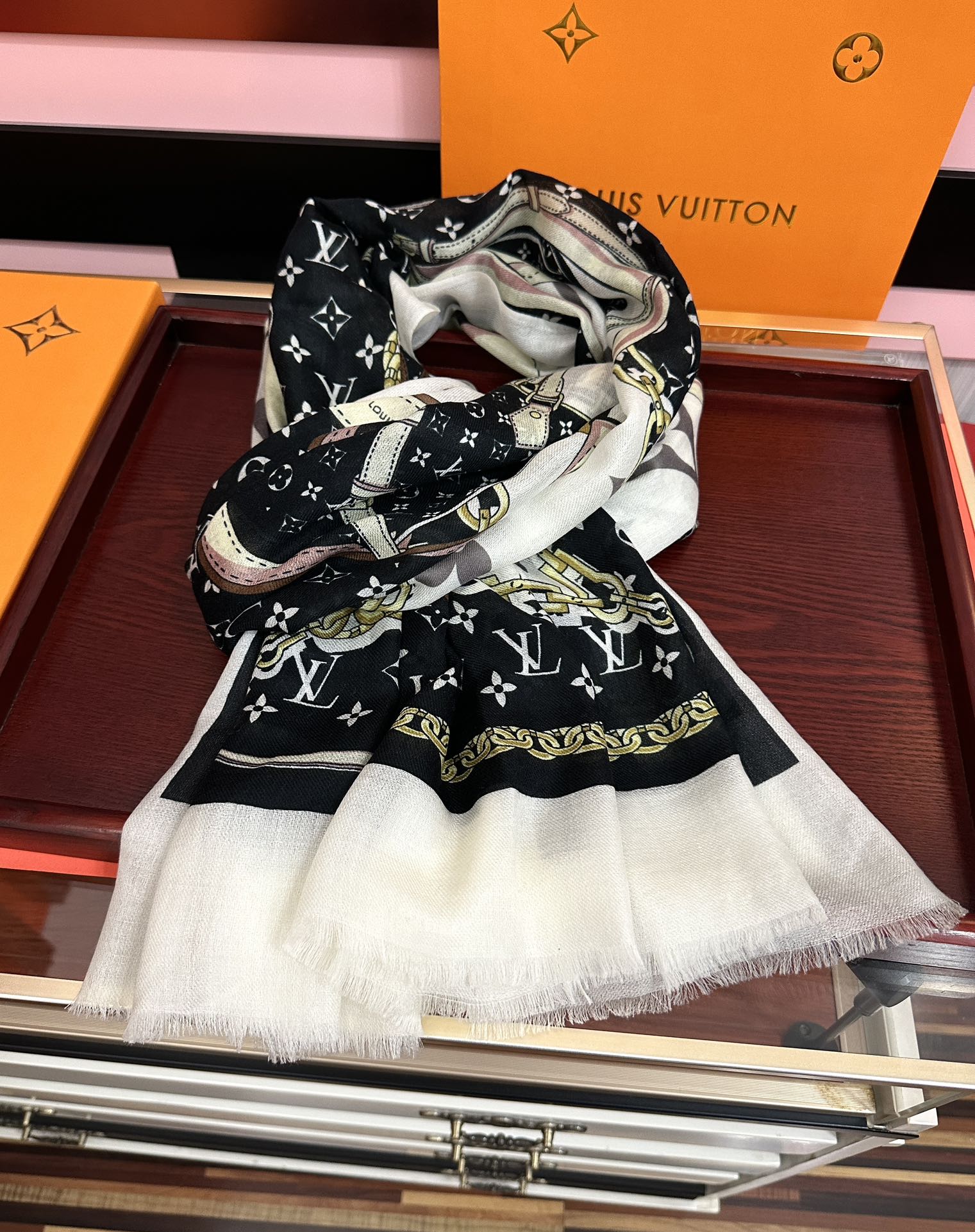 新品 LV【300支羊绒长巾】2025实物真心美 🎀披肩配以印花💓无论设计喷绘都是非常到位☀️细节都可见