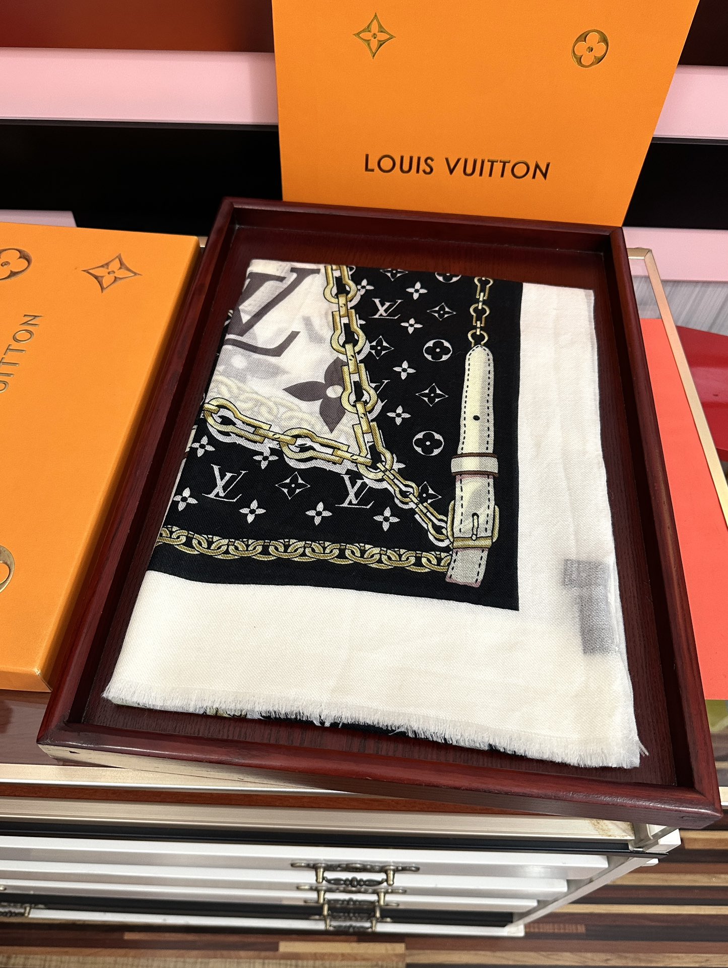 新品 LV【300支羊绒长巾】2025实物真心美 🎀披肩配以印花💓无论设计喷绘都是非常到位☀️细节都可见