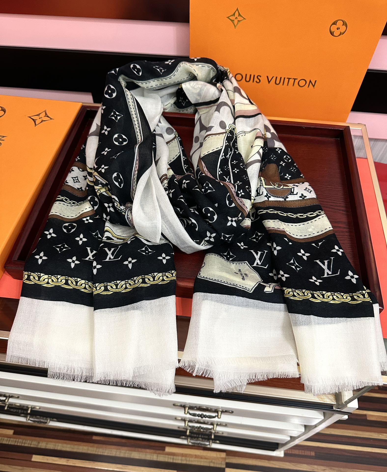 新品 LV【300支羊绒长巾】2025实物真心美 🎀披肩配以印花💓无论设计喷绘都是非常到位☀️细节都可见