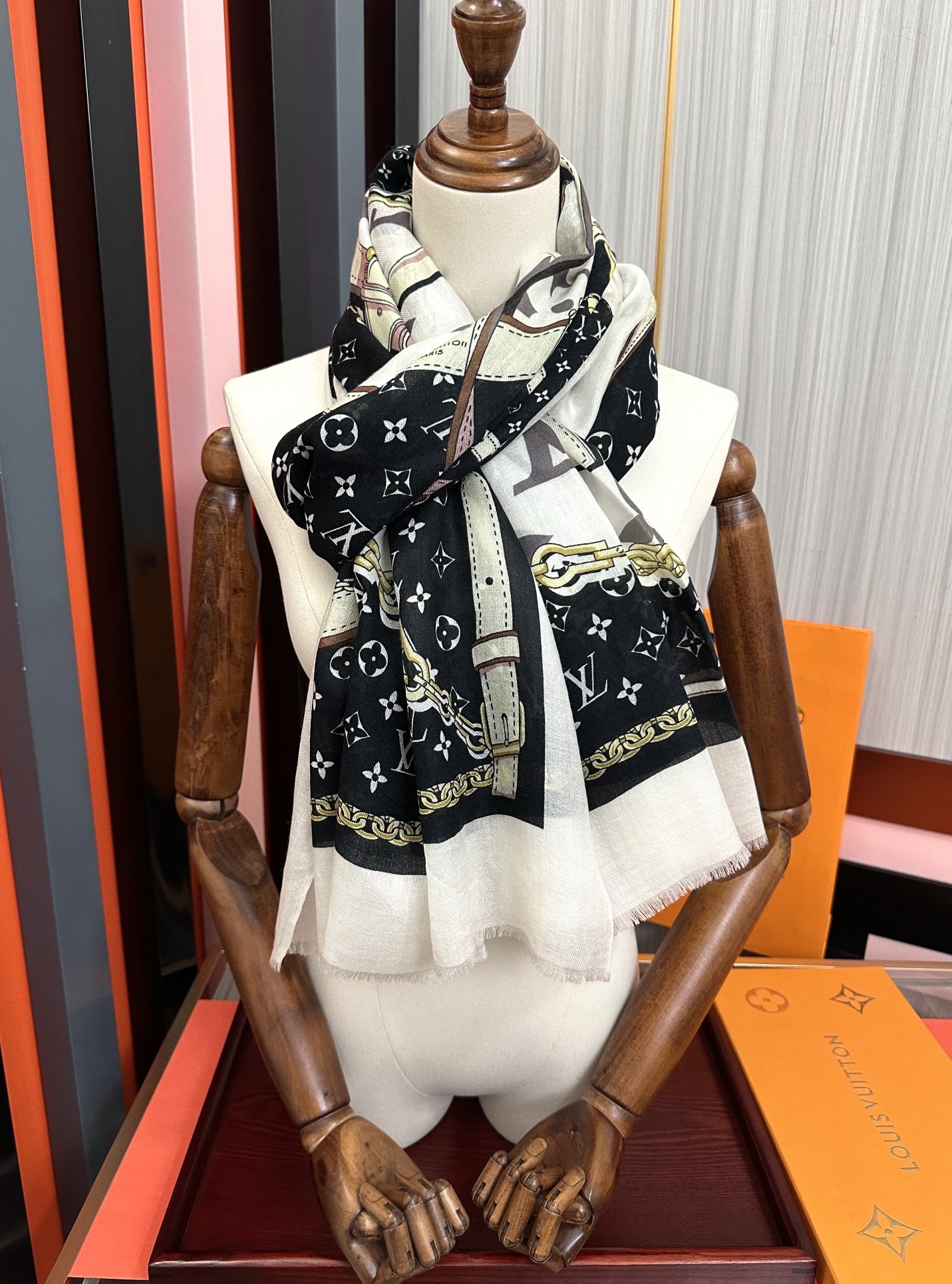 新品 LV【300支羊绒长巾】2025实物真心美 🎀披肩配以印花💓无论设计喷绘都是非常到位☀️细节都可见