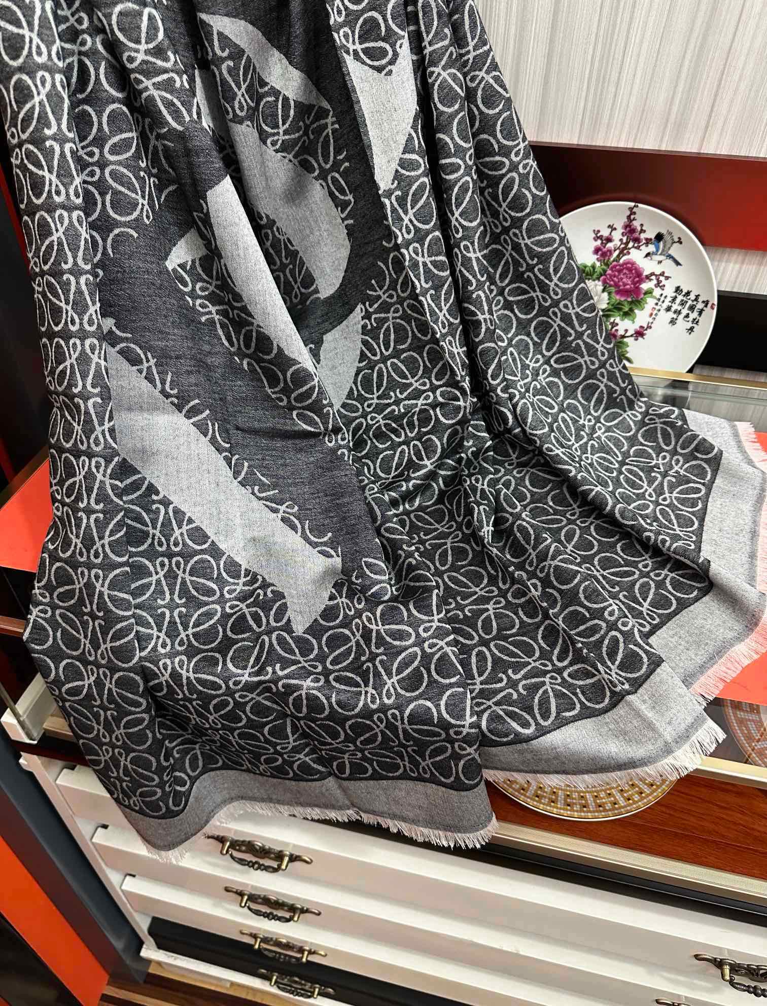 上新。罗意威【经典logo标志方巾】[太阳]很幸运拿到這个东西[爱心]真的不多见[强]很少在国內做订单[