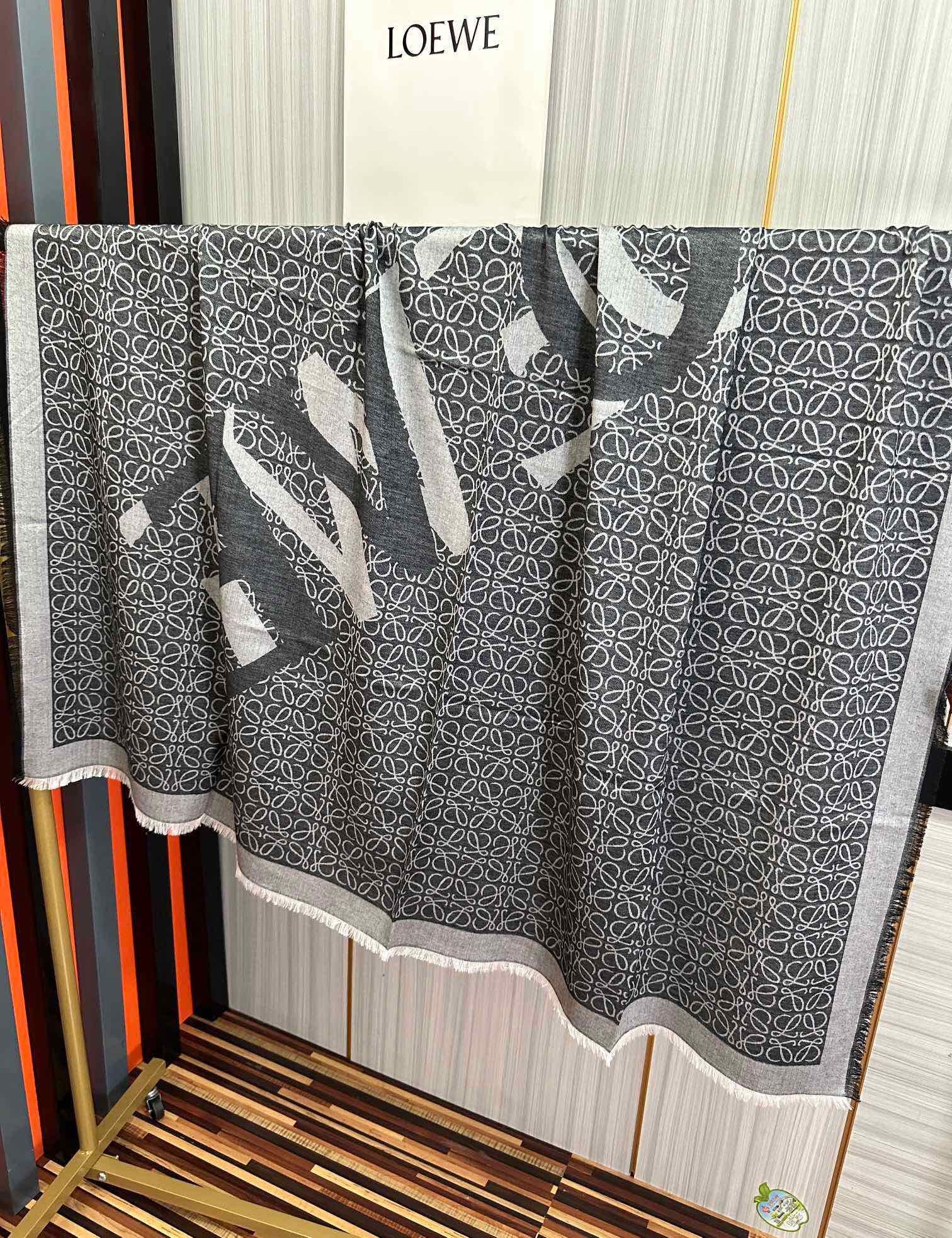 上新。罗意威【经典logo标志方巾】[太阳]很幸运拿到這个东西[爱心]真的不多见[强]很少在国內做订单[