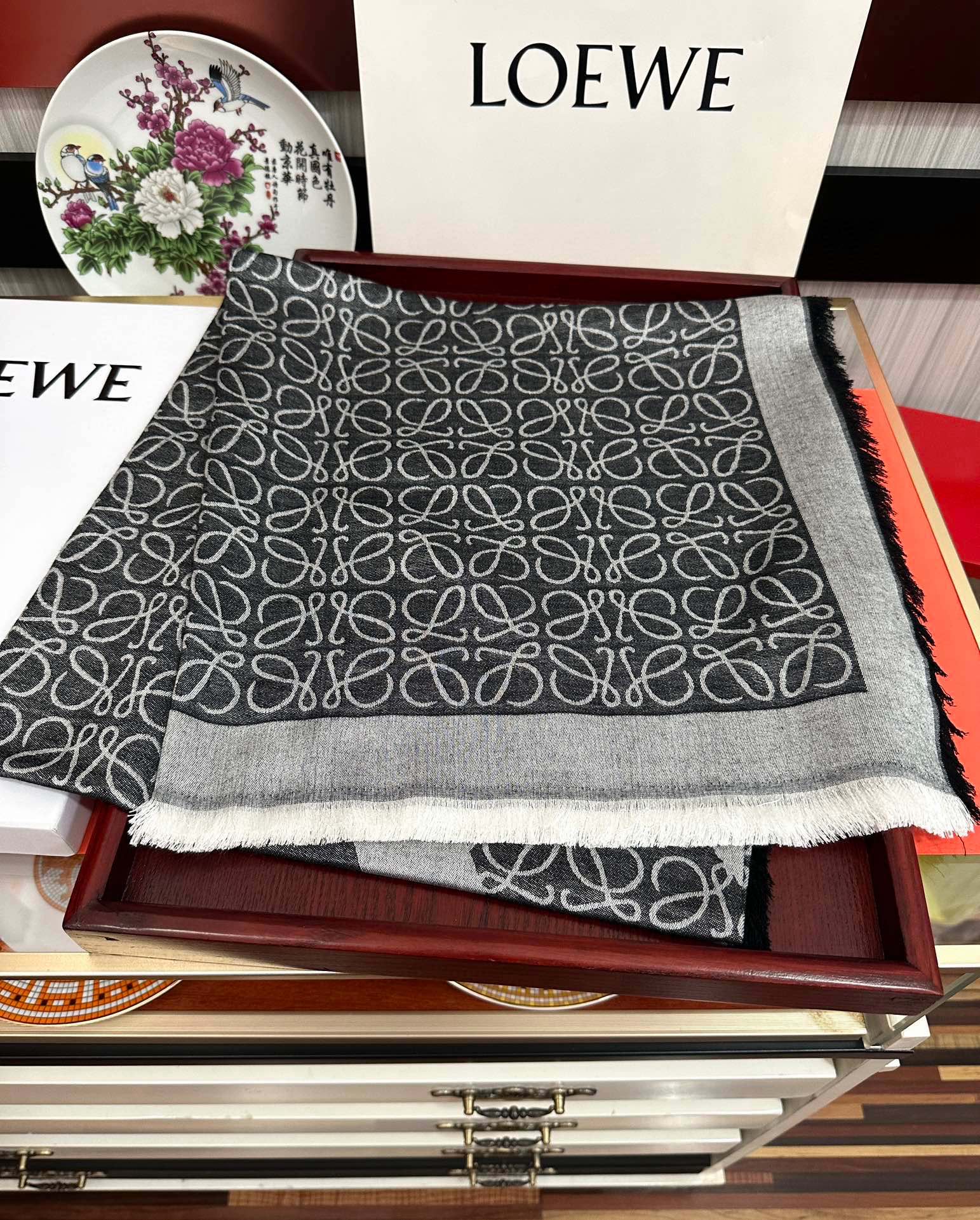 上新。罗意威【经典logo标志方巾】[太阳]很幸运拿到這个东西[爱心]真的不多见[强]很少在国內做订单[