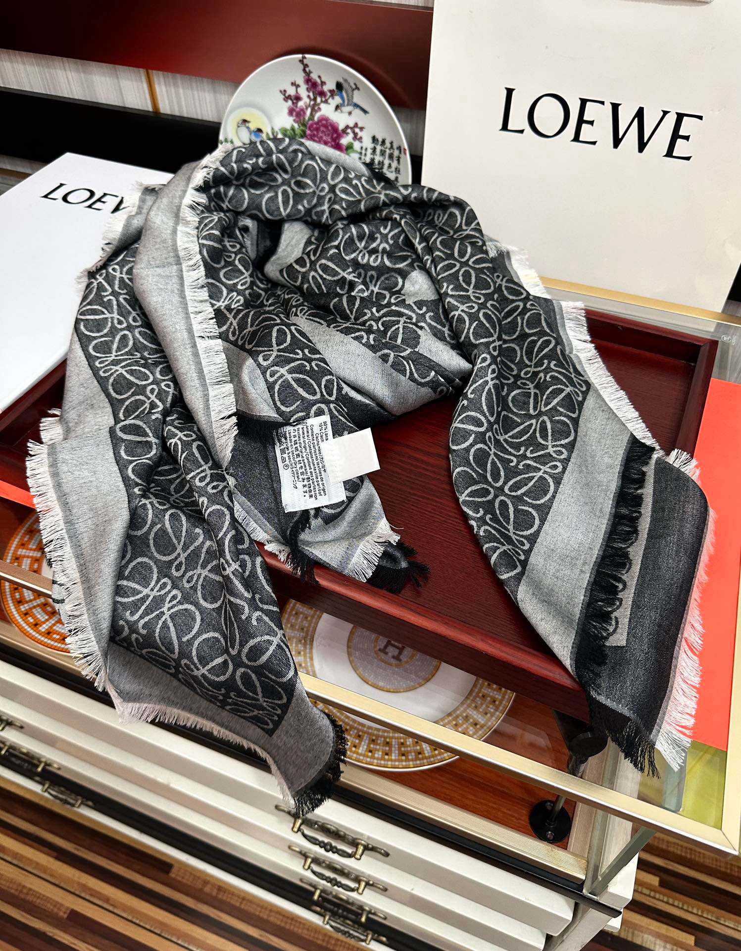 上新。罗意威【经典logo标志方巾】[太阳]很幸运拿到這个东西[爱心]真的不多见[强]很少在国內做订单[