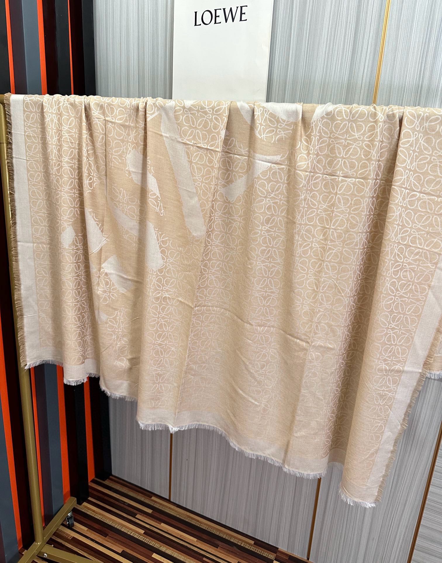 上新。罗意威【经典logo标志方巾】[太阳]很幸运拿到這个东西[爱心]真的不多见[强]很少在国內做订单[