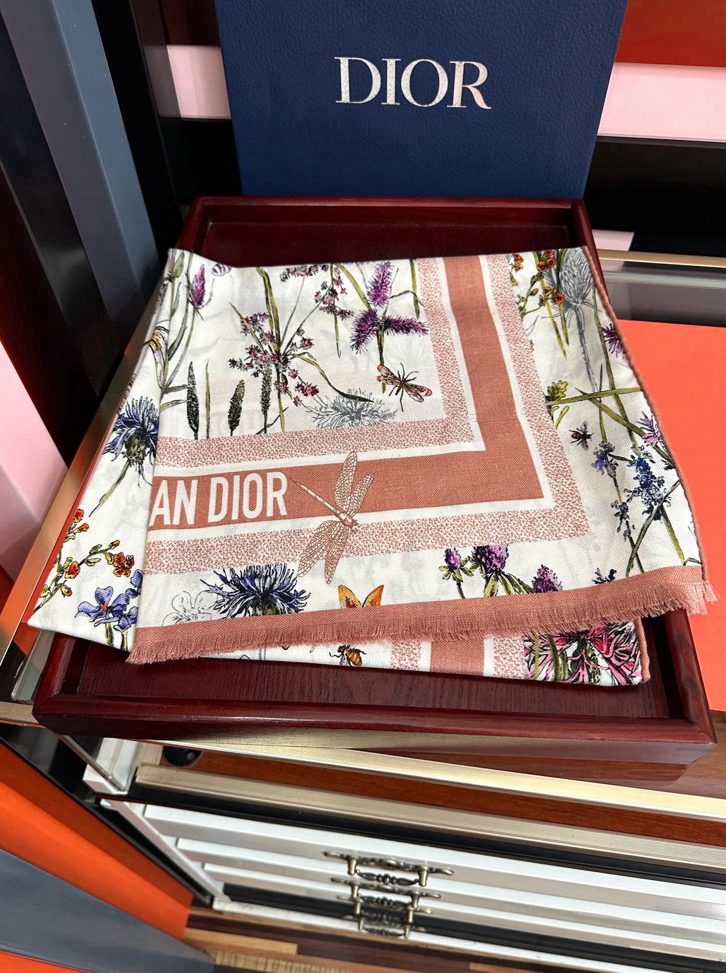 新款。2010迪奥 太美了[嘴唇]ZG同步 双面同色 [吃瓜]下手一定要快[嘴唇]四季都可以用[勾引]真