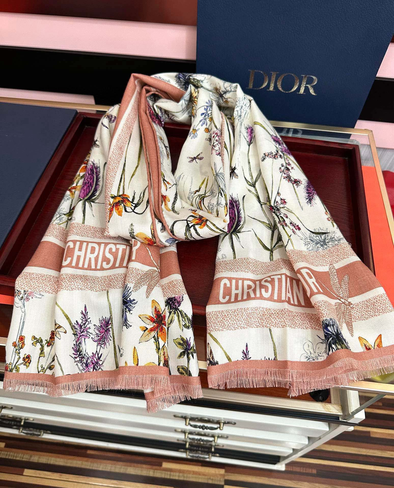 新款。2010迪奥 太美了[嘴唇]ZG同步 双面同色 [吃瓜]下手一定要快[嘴唇]四季都可以用[勾引]真