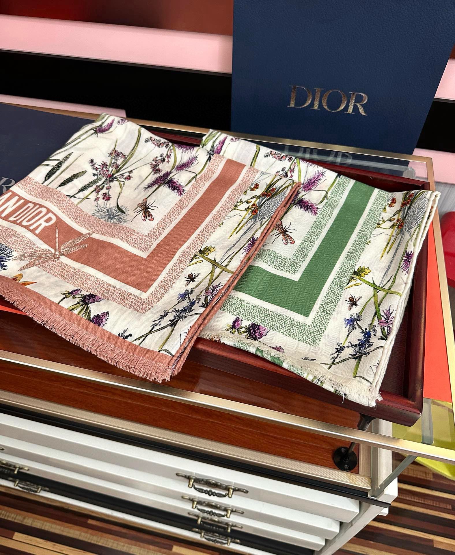 新款。2010迪奥 太美了[嘴唇]ZG同步 双面同色 [吃瓜]下手一定要快[嘴唇]四季都可以用[勾引]真