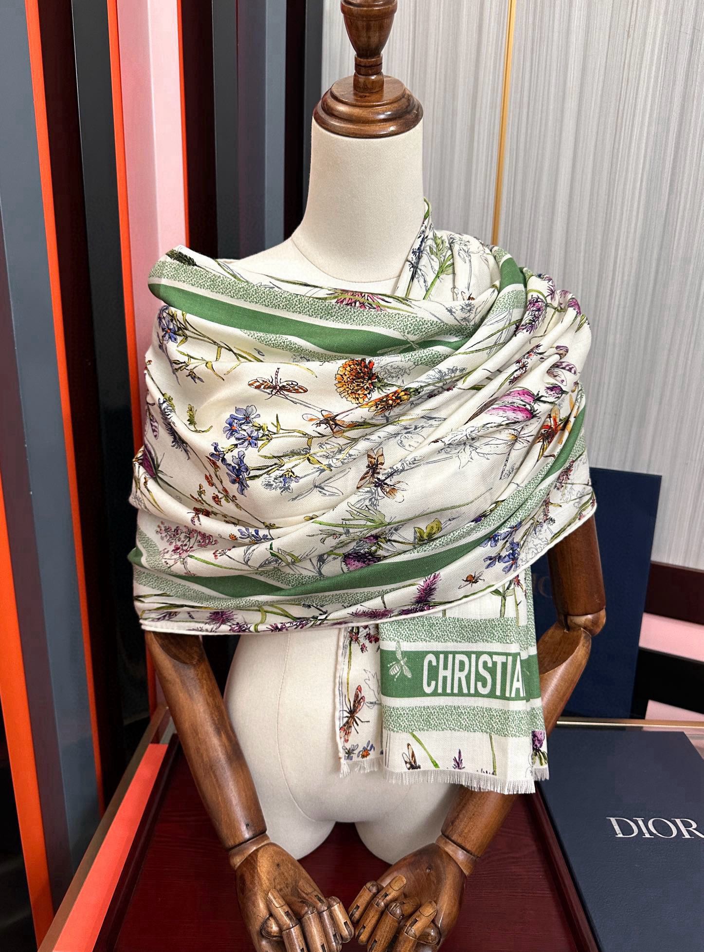 新款。2010迪奥 太美了[嘴唇]ZG同步 双面同色 [吃瓜]下手一定要快[嘴唇]四季都可以用[勾引]真